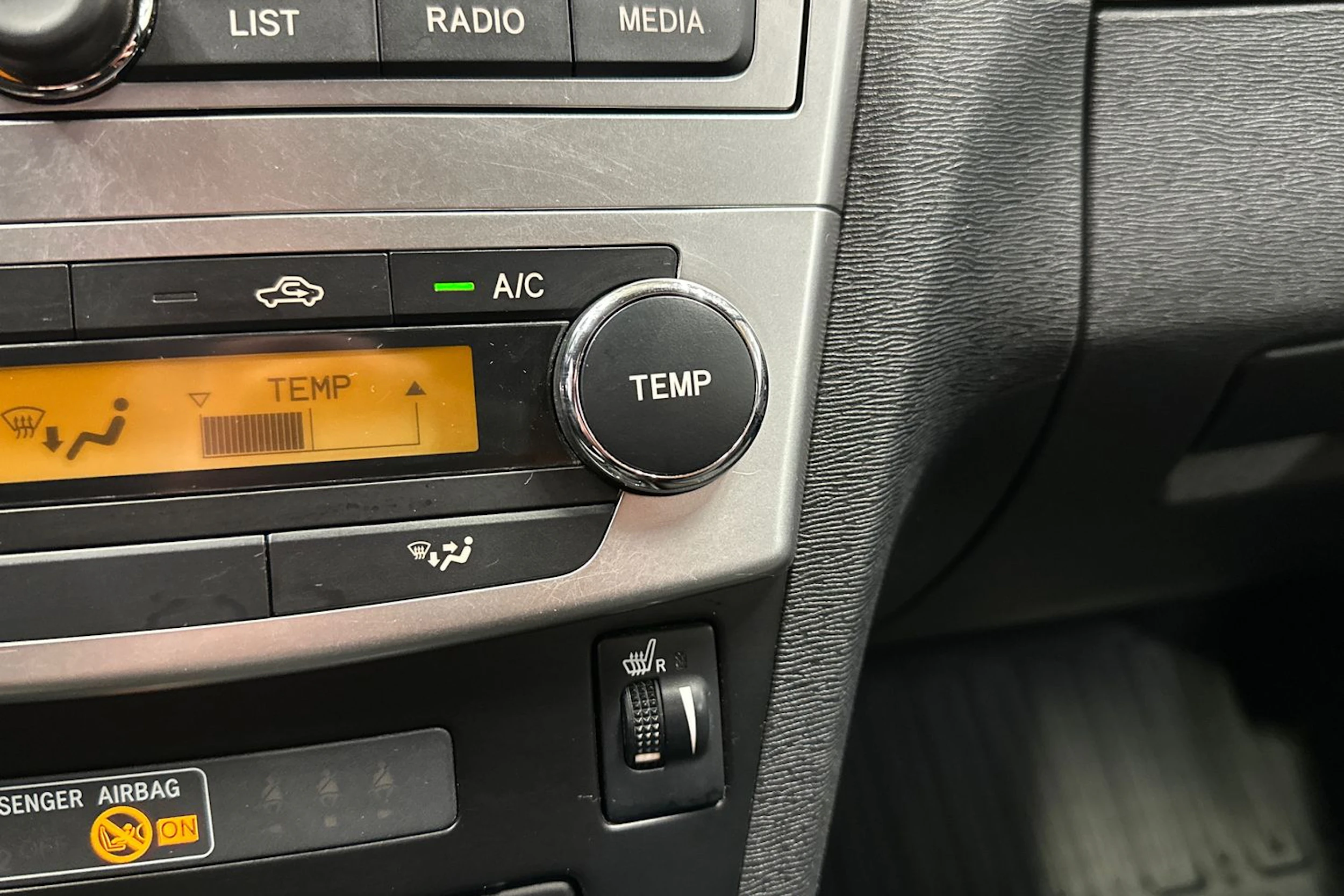sininen Toyota Avensis 2015 kuva 13.