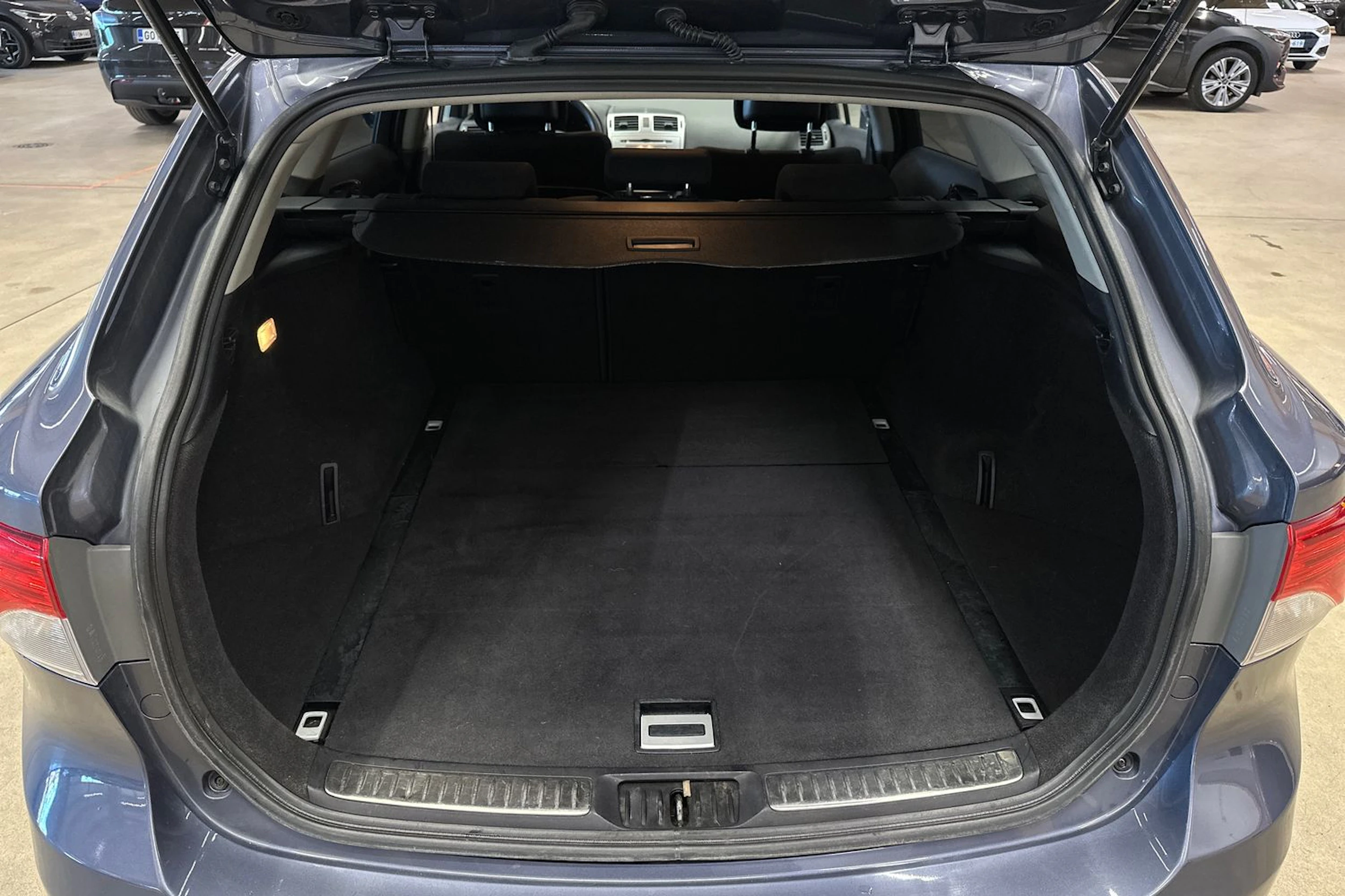 sininen Toyota Avensis 2015 kuva 17.
