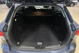 sininen Toyota Avensis 2015 kuva 17.