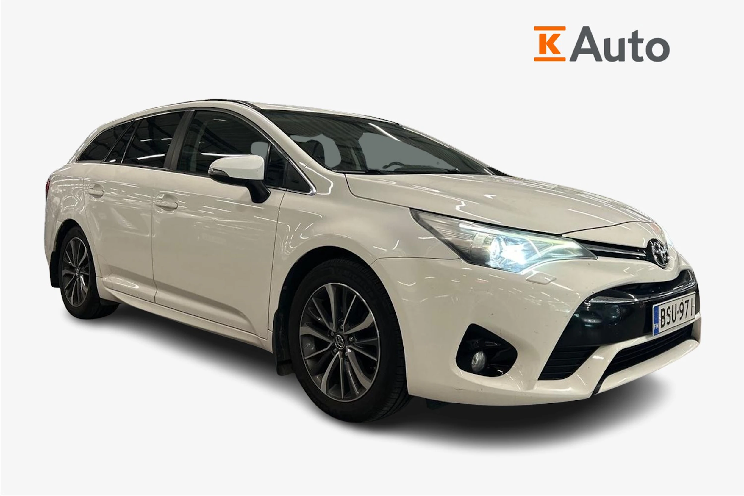 valkoinen Toyota Avensis 2016 kuva 1.