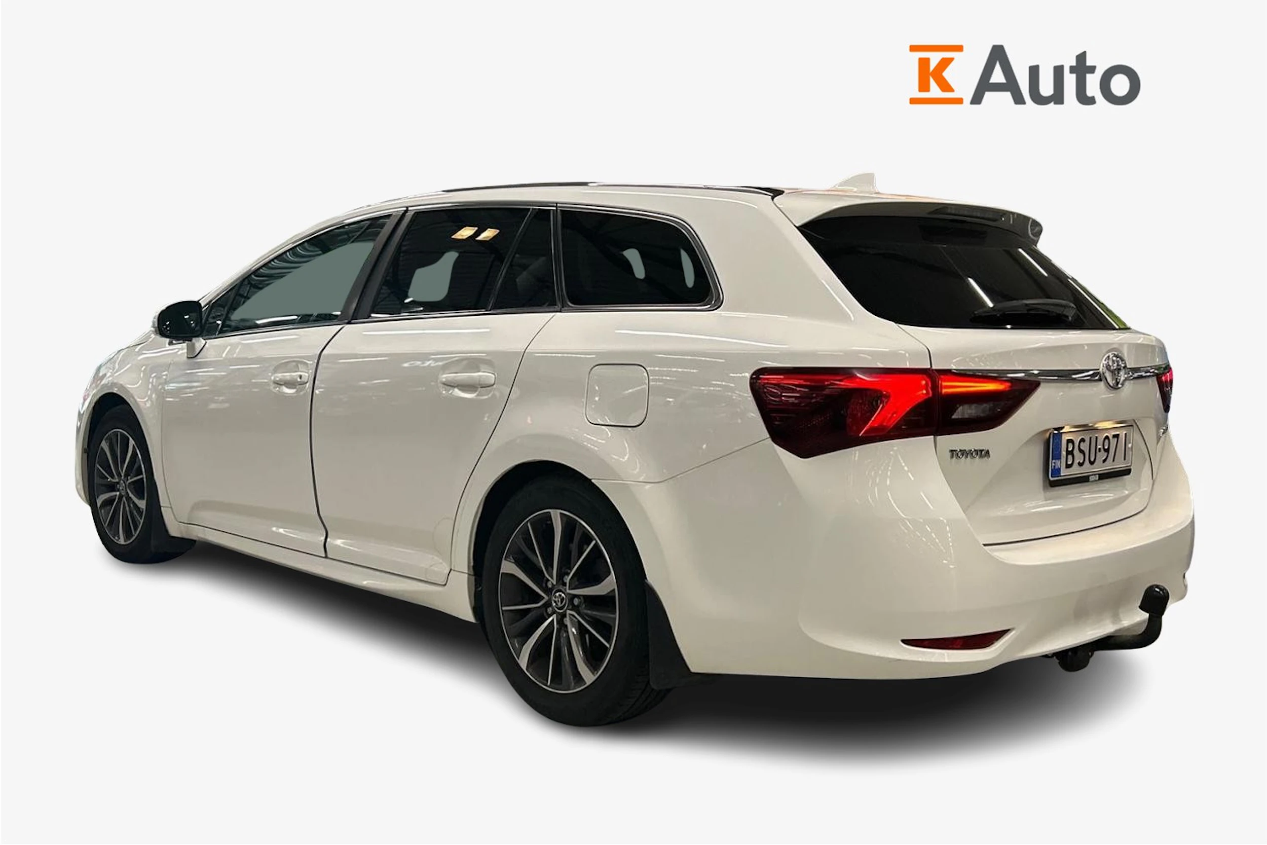 valkoinen Toyota Avensis 2016 kuva 2.