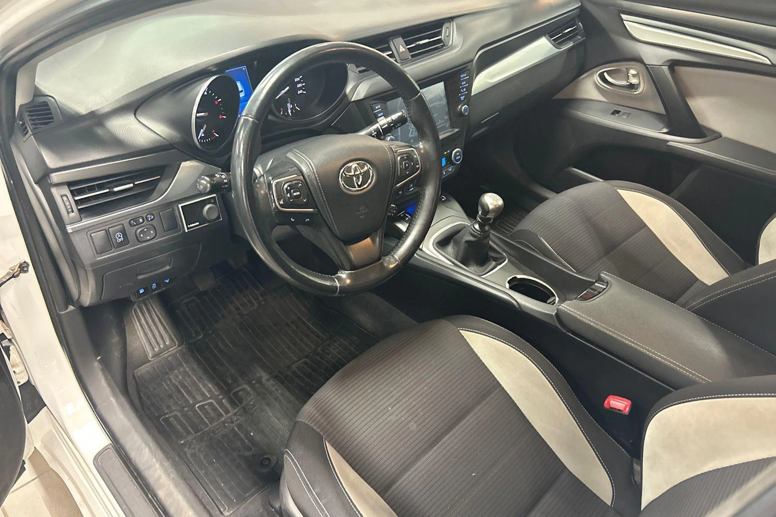 valkoinen Toyota Avensis 2016 kuva 3.