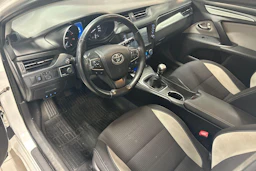 valkoinen Toyota Avensis 2016 kuva 3.