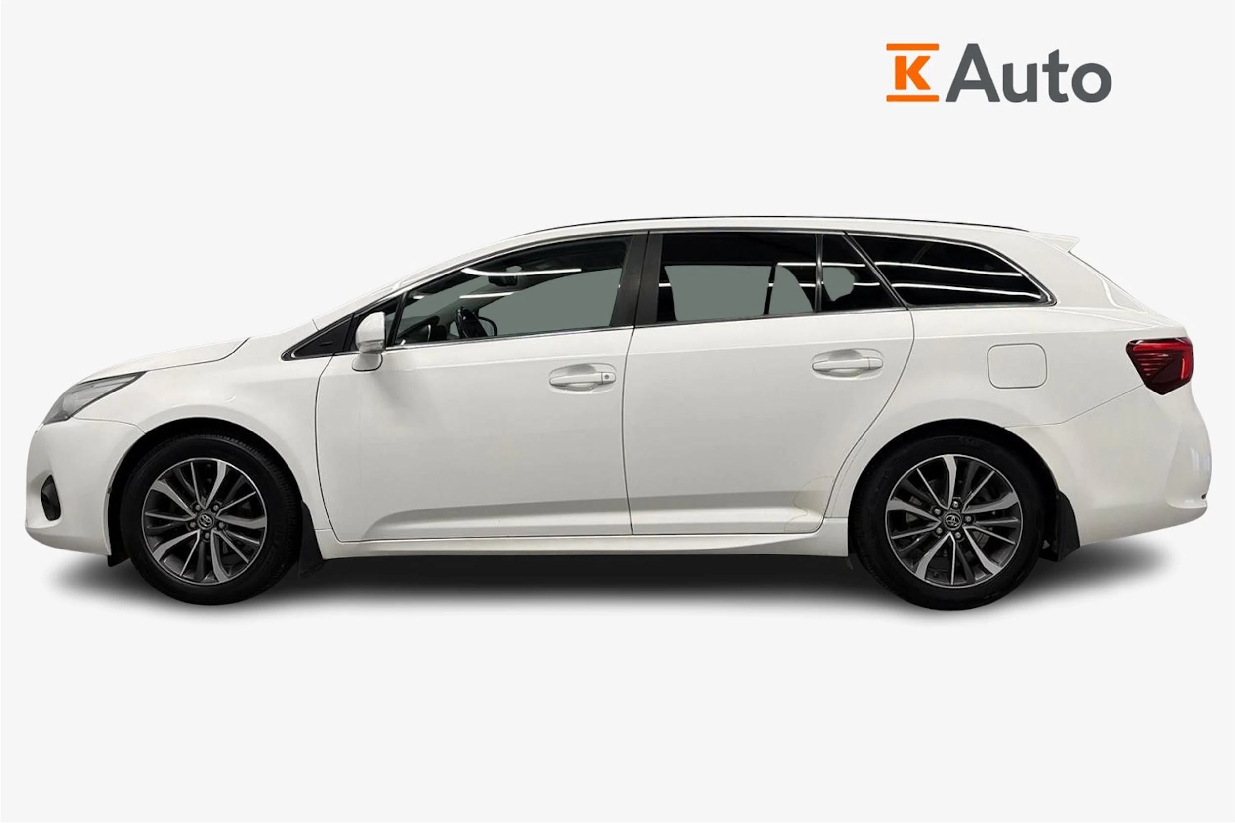 valkoinen Toyota Avensis 2016 kuva 7.
