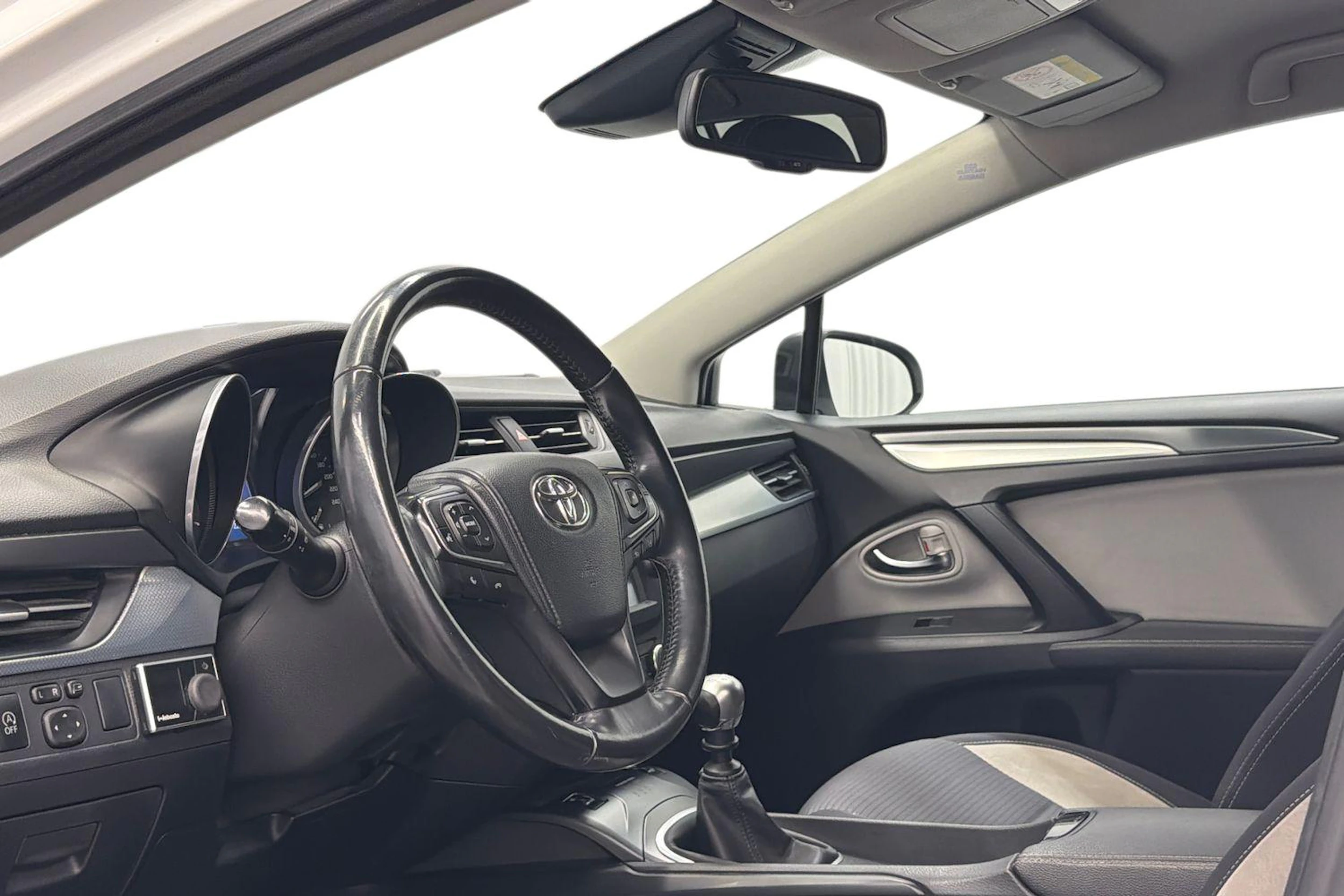 valkoinen Toyota Avensis 2016 kuva 8.