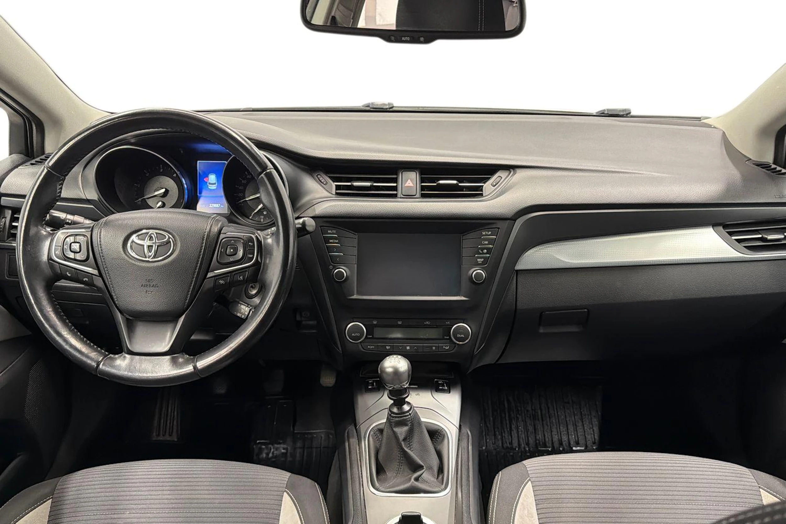 valkoinen Toyota Avensis 2016 kuva 9.