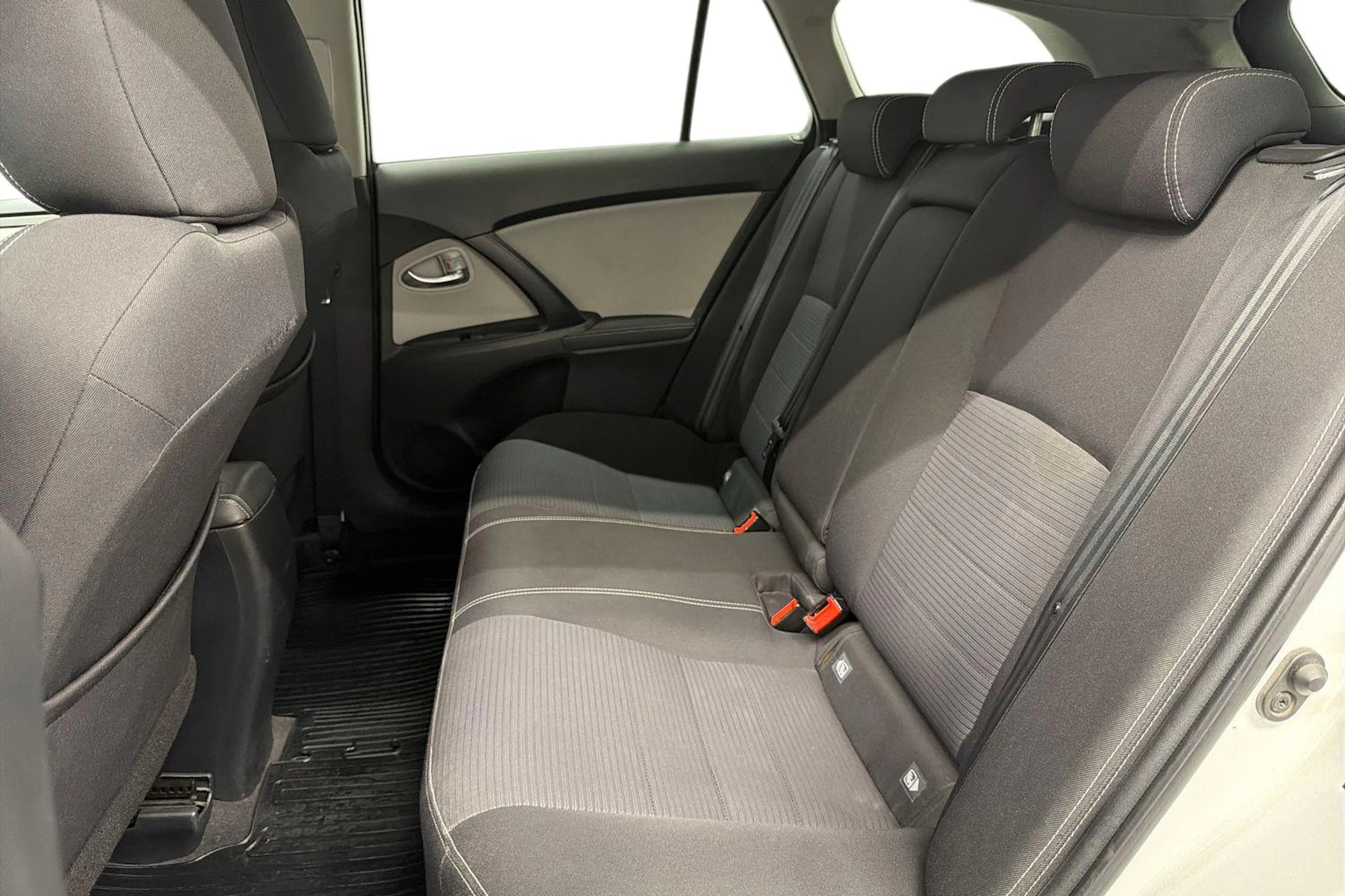 valkoinen Toyota Avensis 2016 kuva 11.