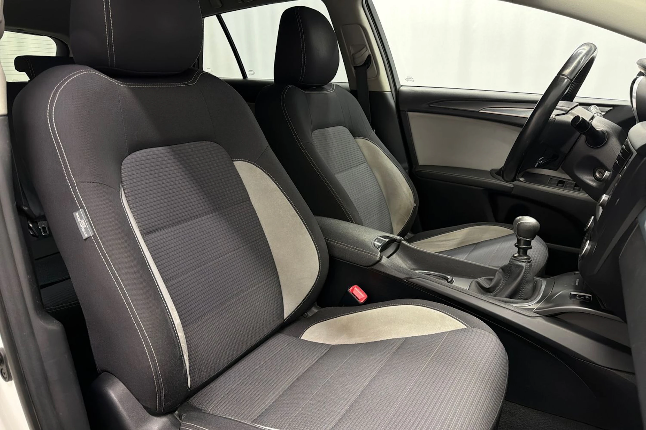 valkoinen Toyota Avensis 2016 kuva 15.