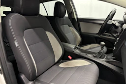 valkoinen Toyota Avensis 2016 kuva 15.