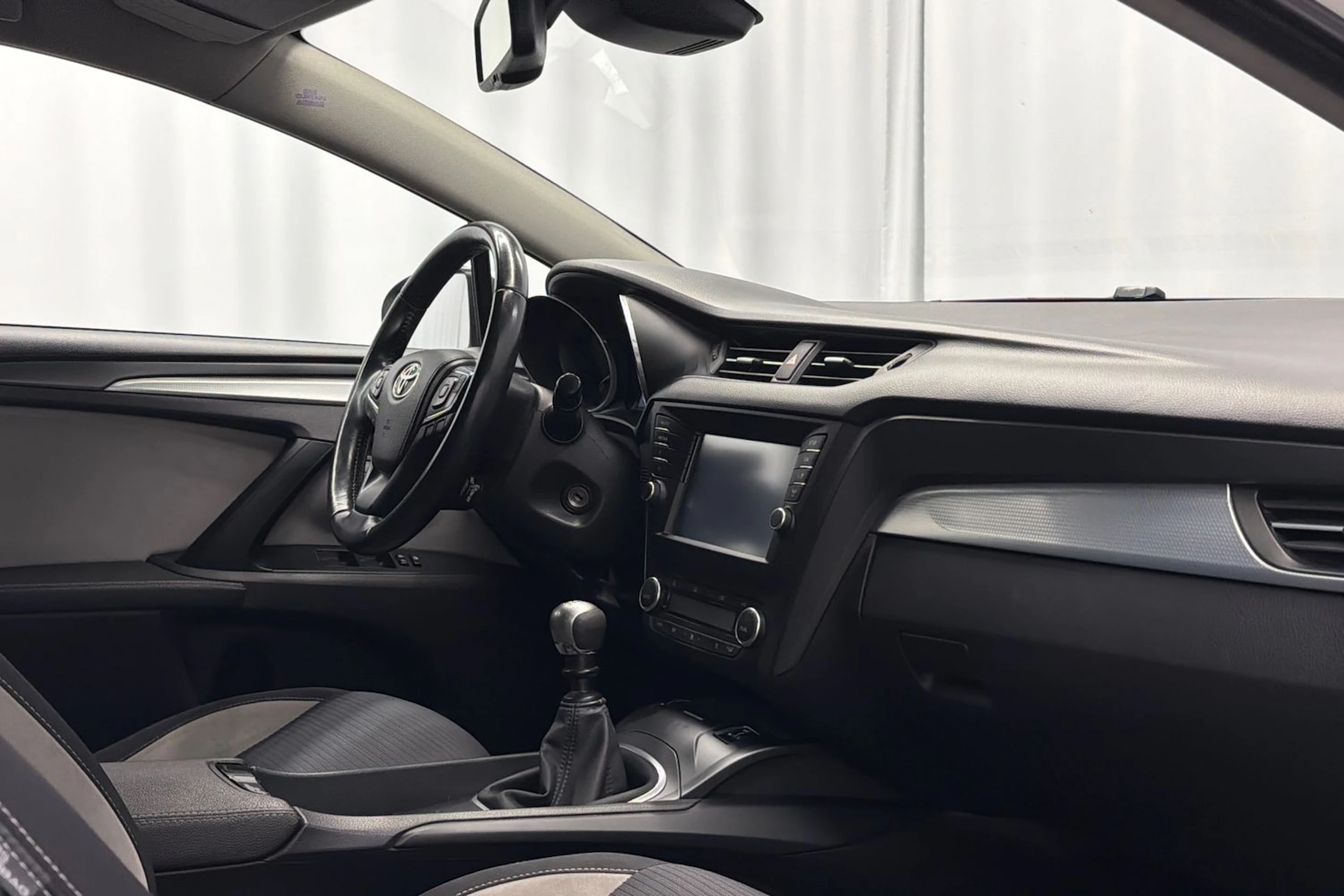 valkoinen Toyota Avensis 2016 kuva 16.