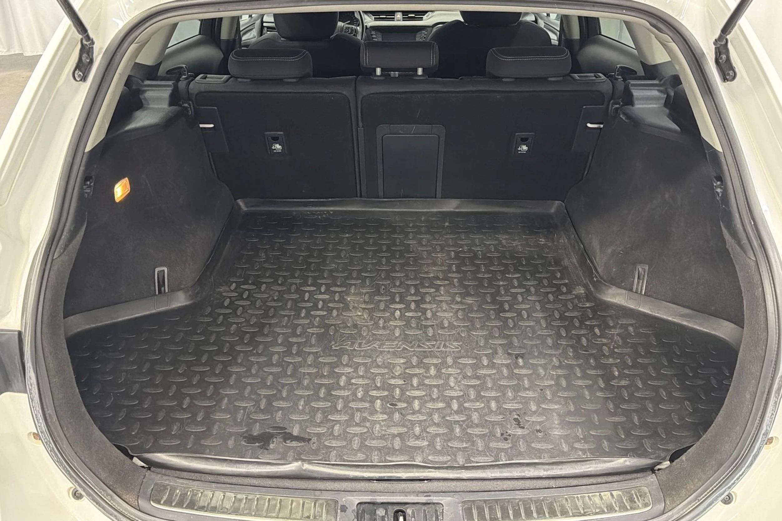 valkoinen Toyota Avensis 2016 kuva 17.