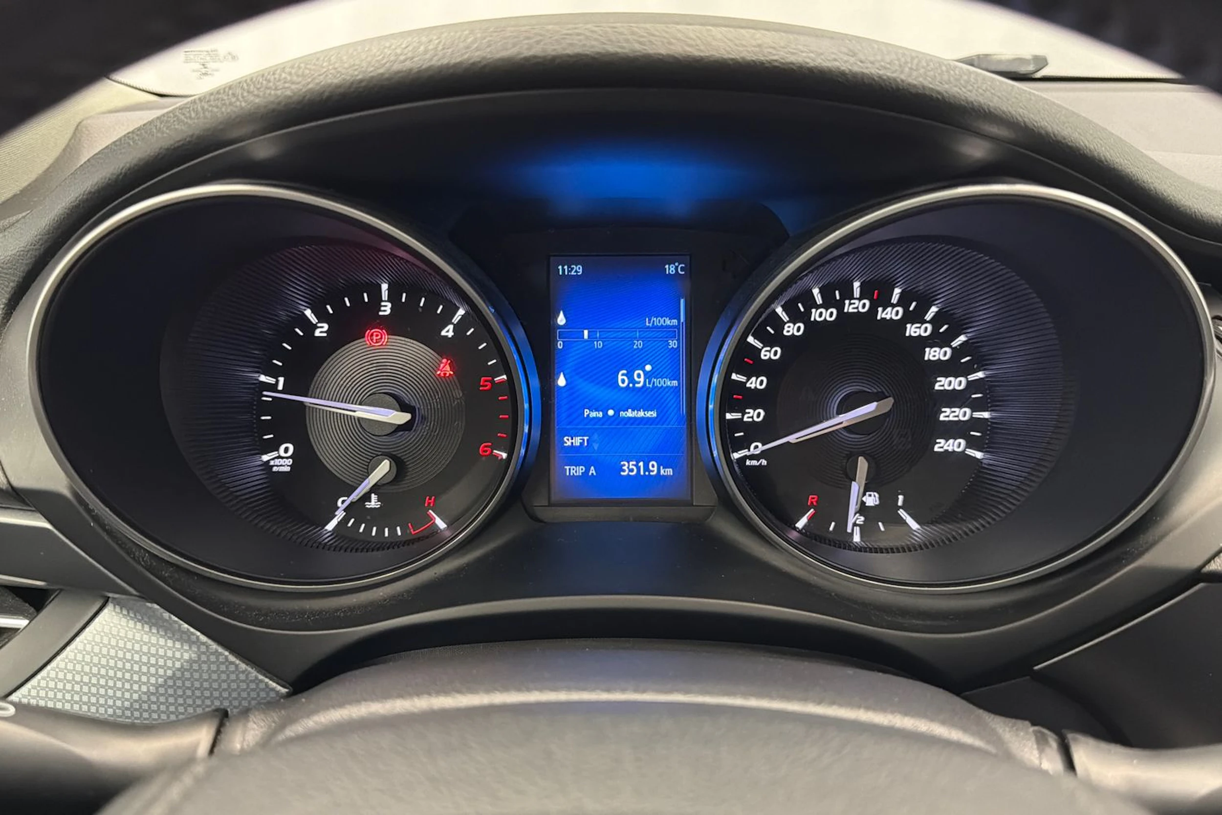 valkoinen Toyota Avensis 2016 kuva 19.