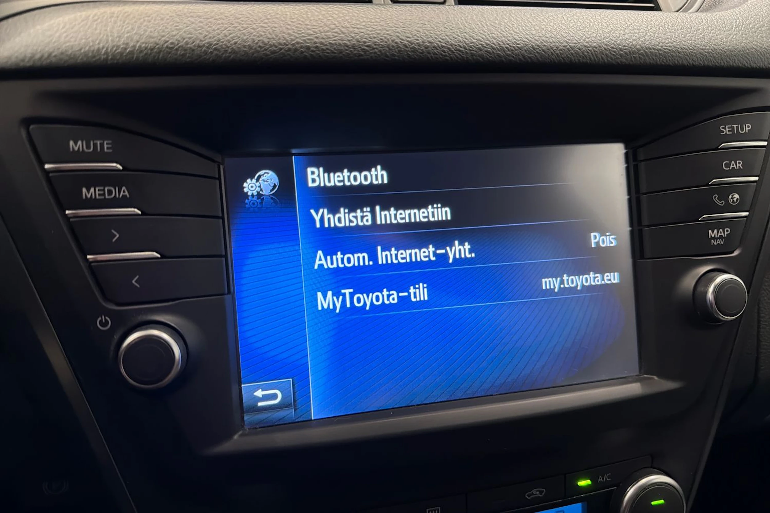 valkoinen Toyota Avensis 2016 kuva 23.