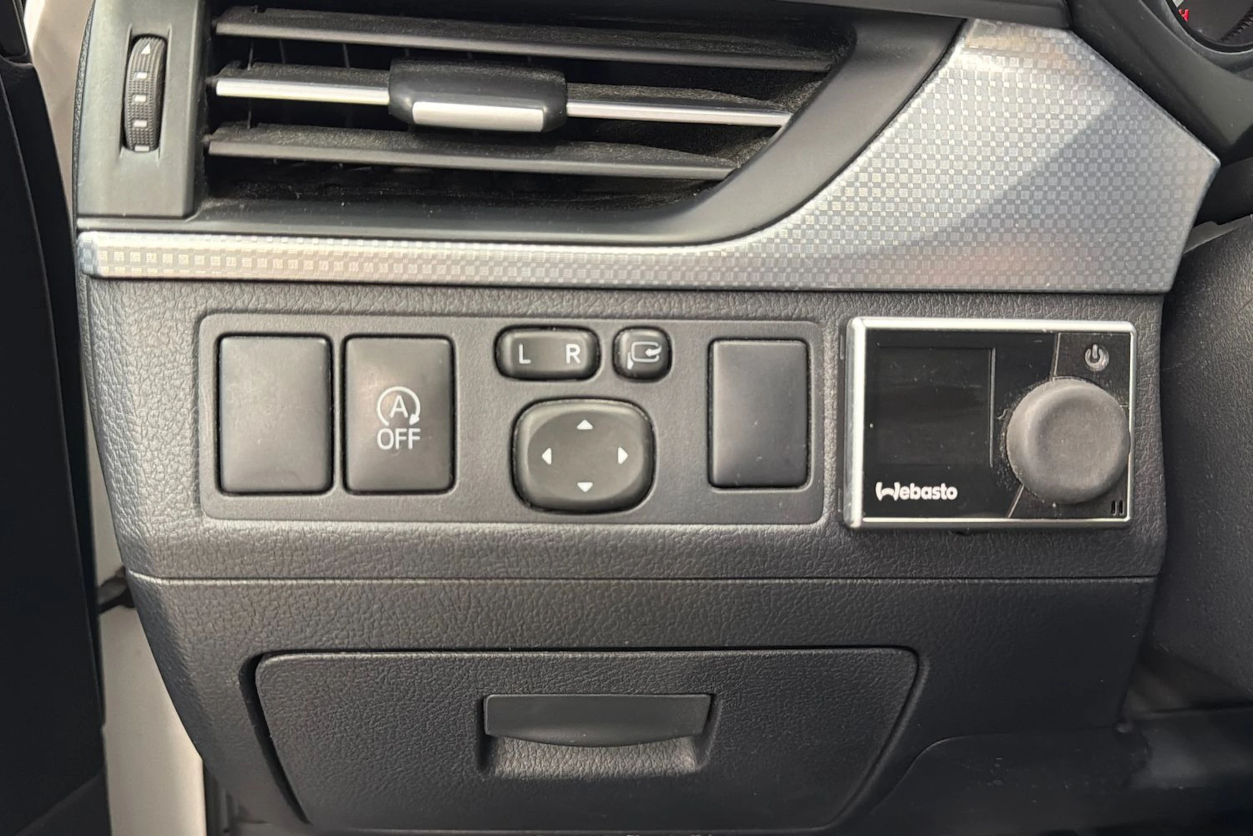 valkoinen Toyota Avensis 2016 kuva 27.