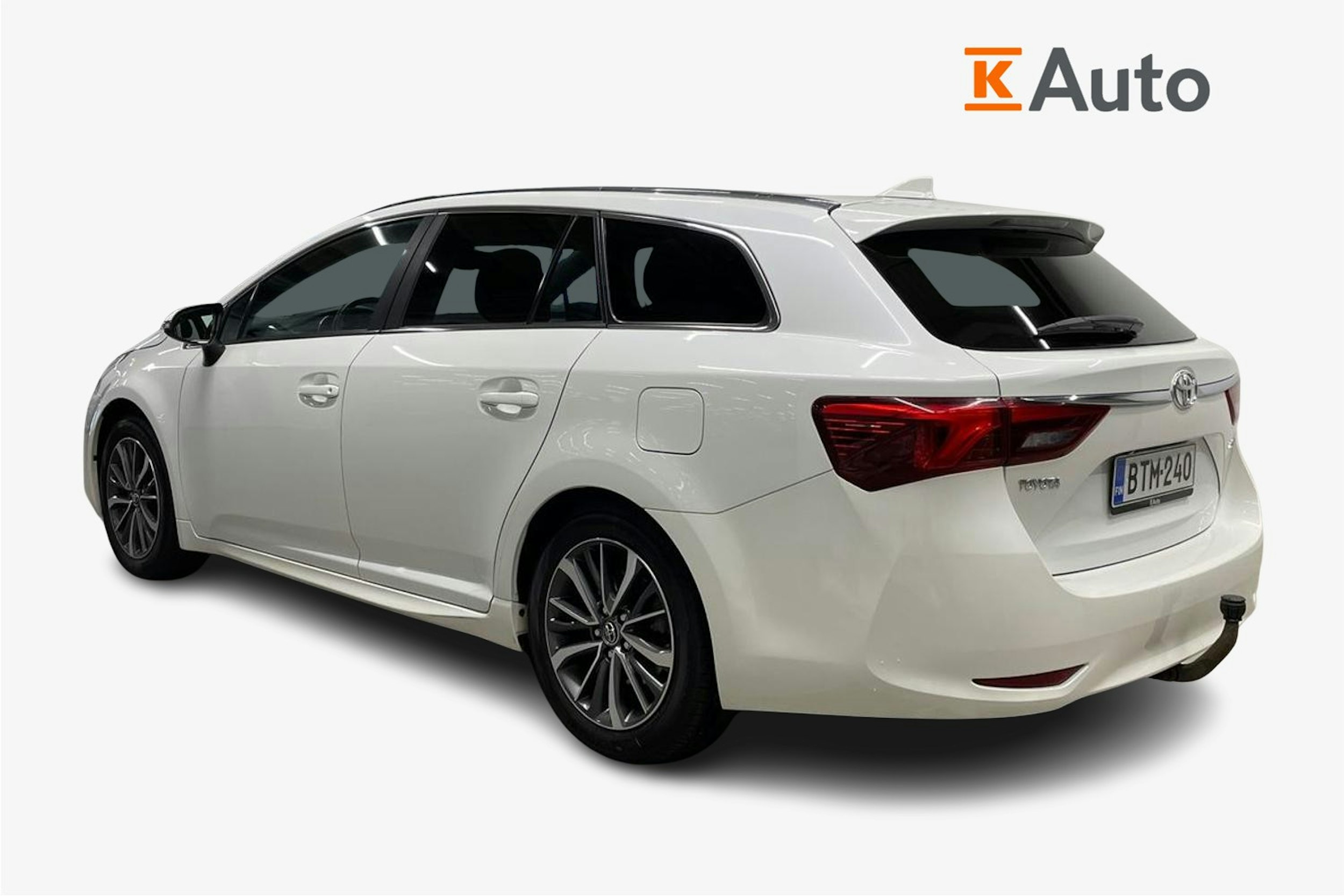 met. valkoinen Toyota Avensis 2016 kuva 2.