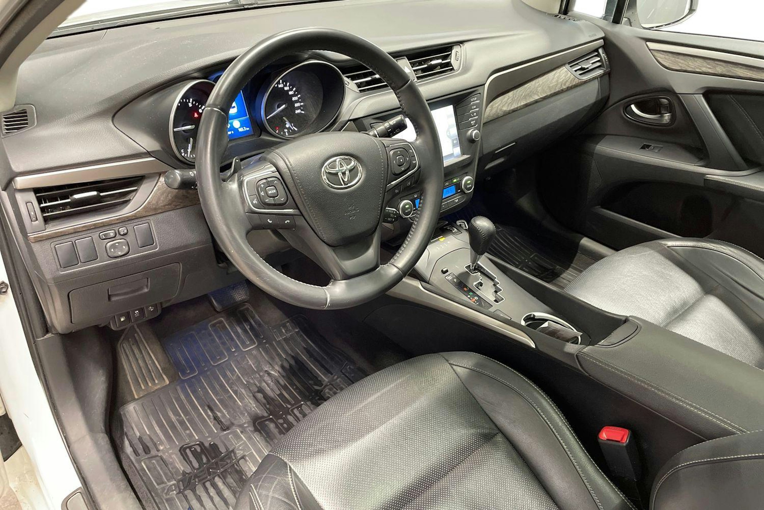 met. valkoinen Toyota Avensis 2016 kuva 7.