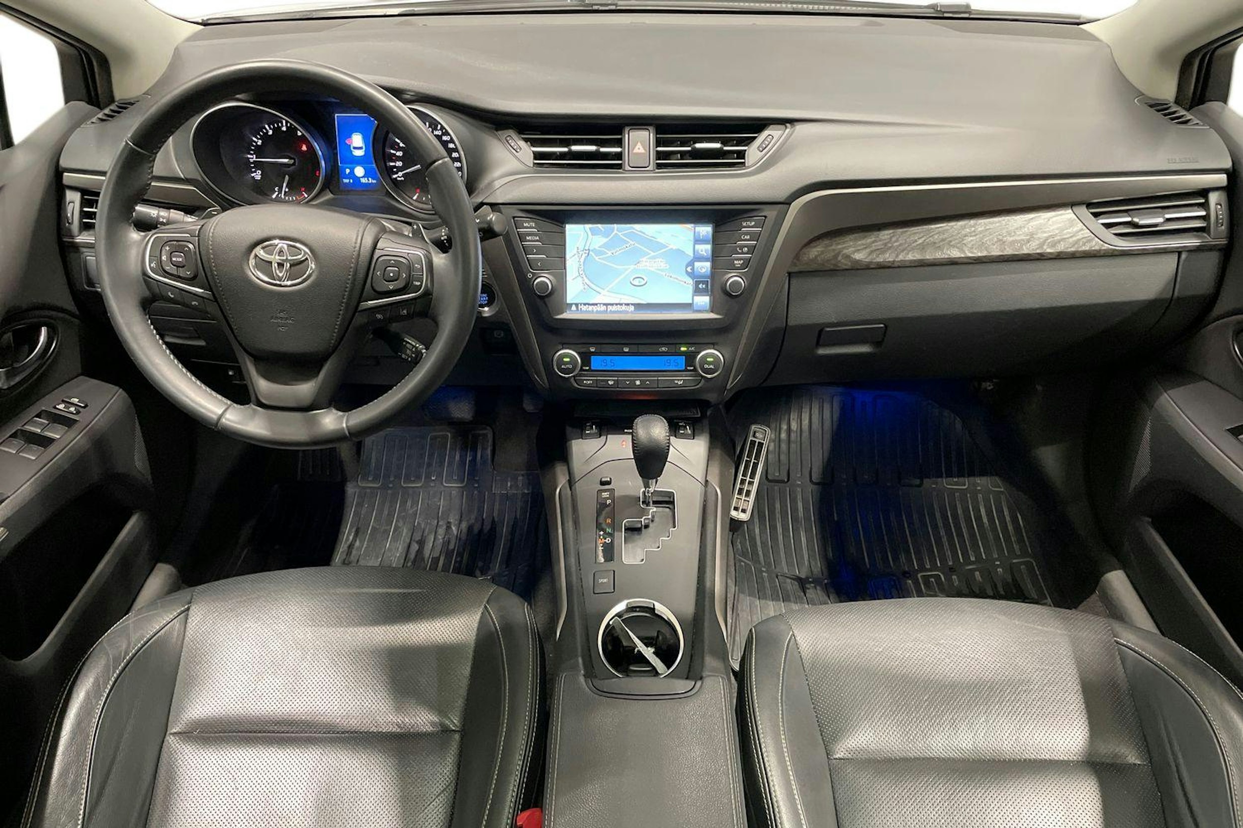 met. valkoinen Toyota Avensis 2016 kuva 9.