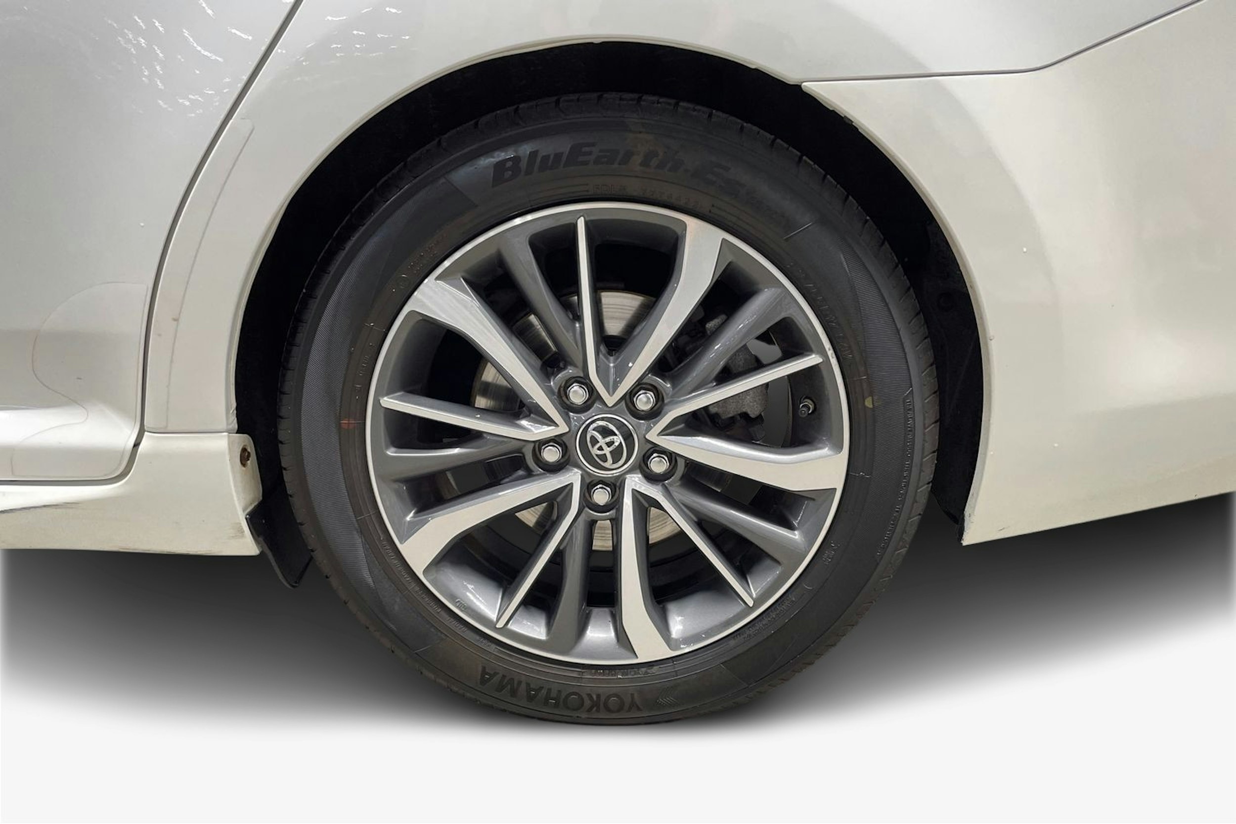 met. valkoinen Toyota Avensis 2016 kuva 11.