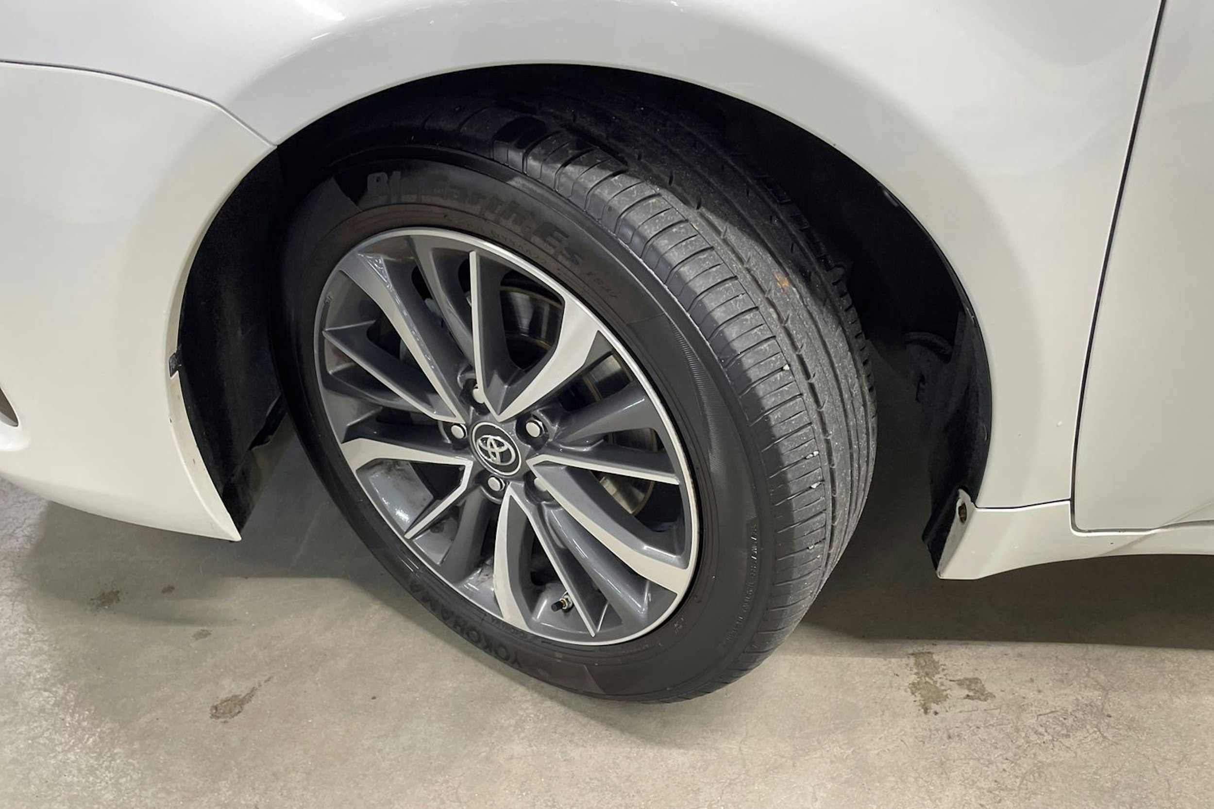 met. valkoinen Toyota Avensis 2016 kuva 13.