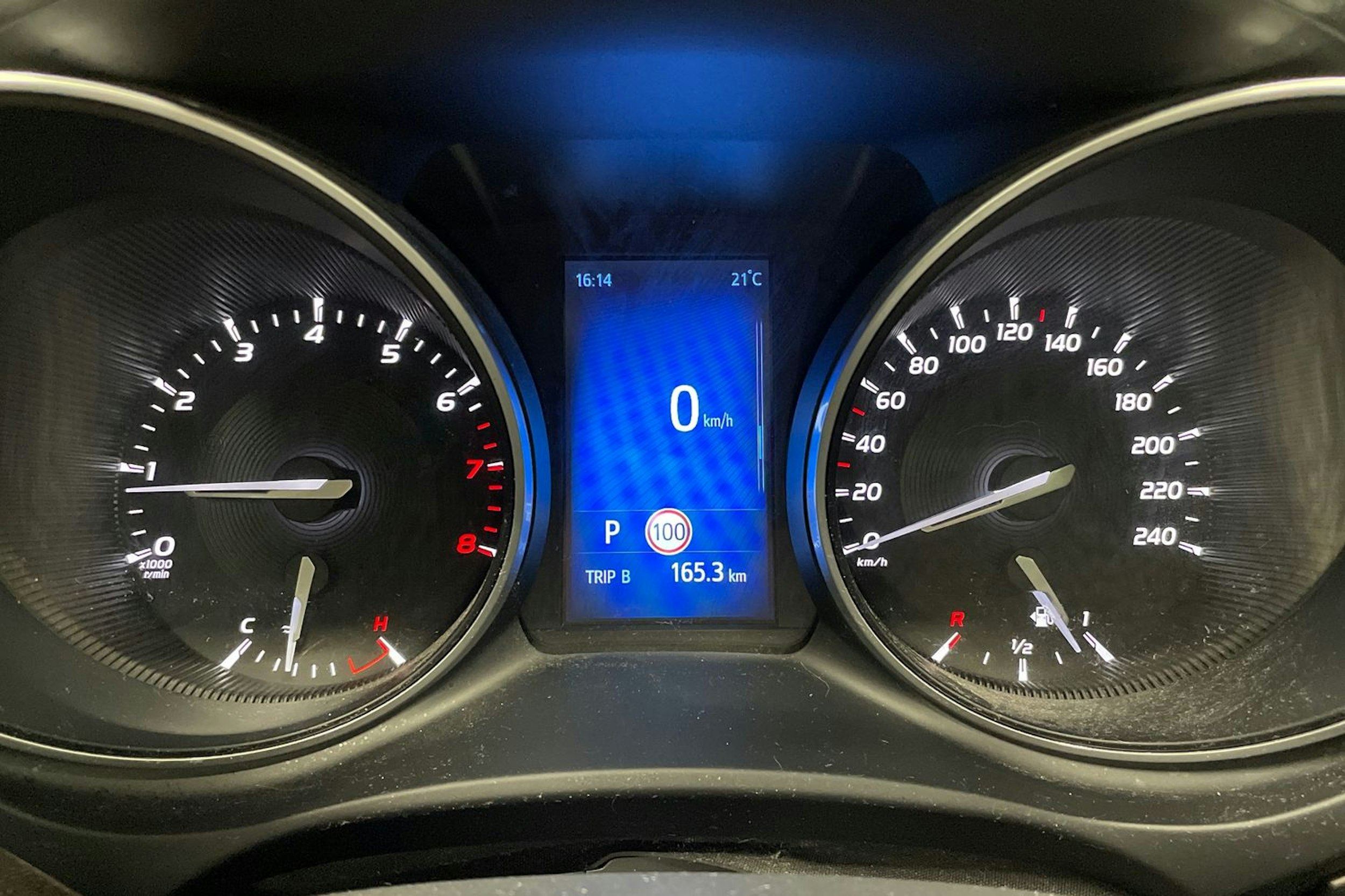 met. valkoinen Toyota Avensis 2016 kuva 15.