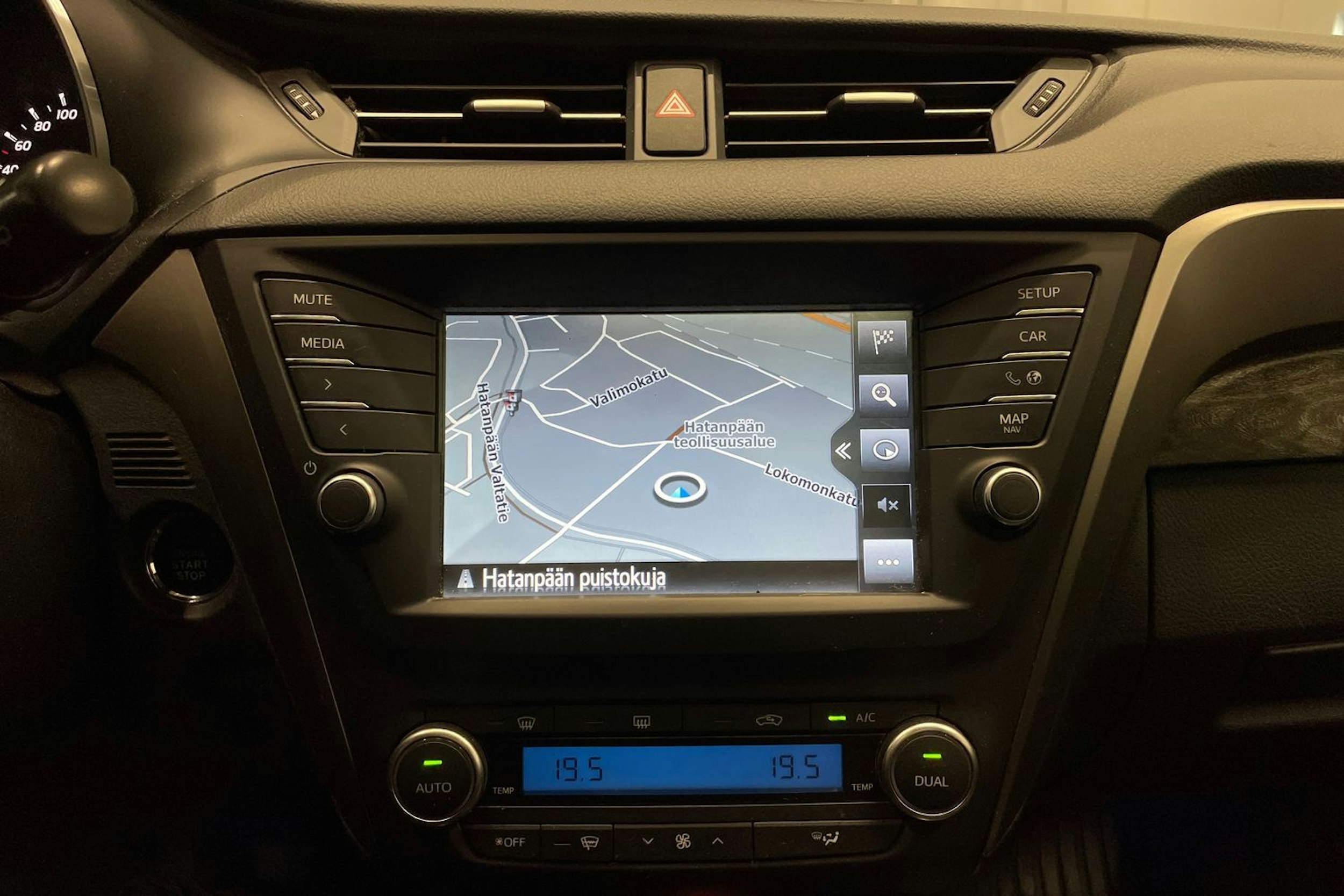 met. valkoinen Toyota Avensis 2016 kuva 16.