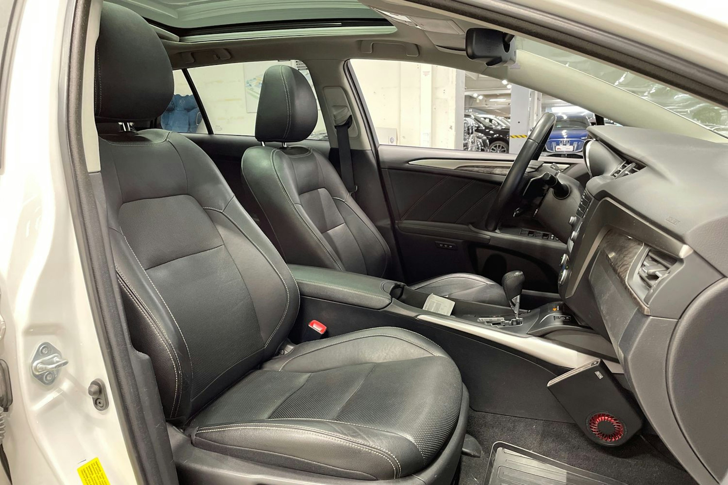 met. valkoinen Toyota Avensis 2016 kuva 24.