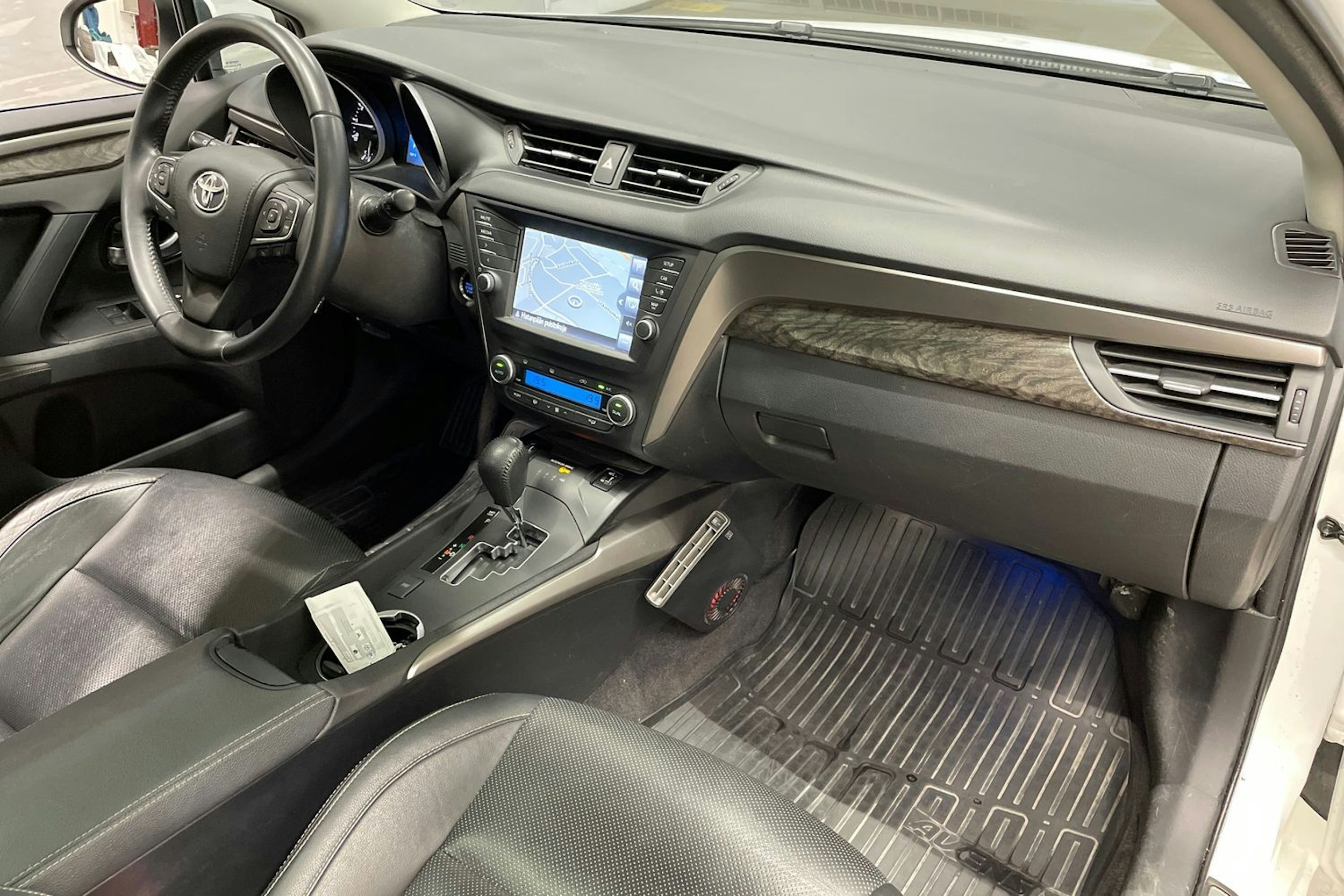 met. valkoinen Toyota Avensis 2016 kuva 25.