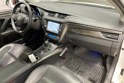 met. valkoinen Toyota Avensis 2016 kuva 25.