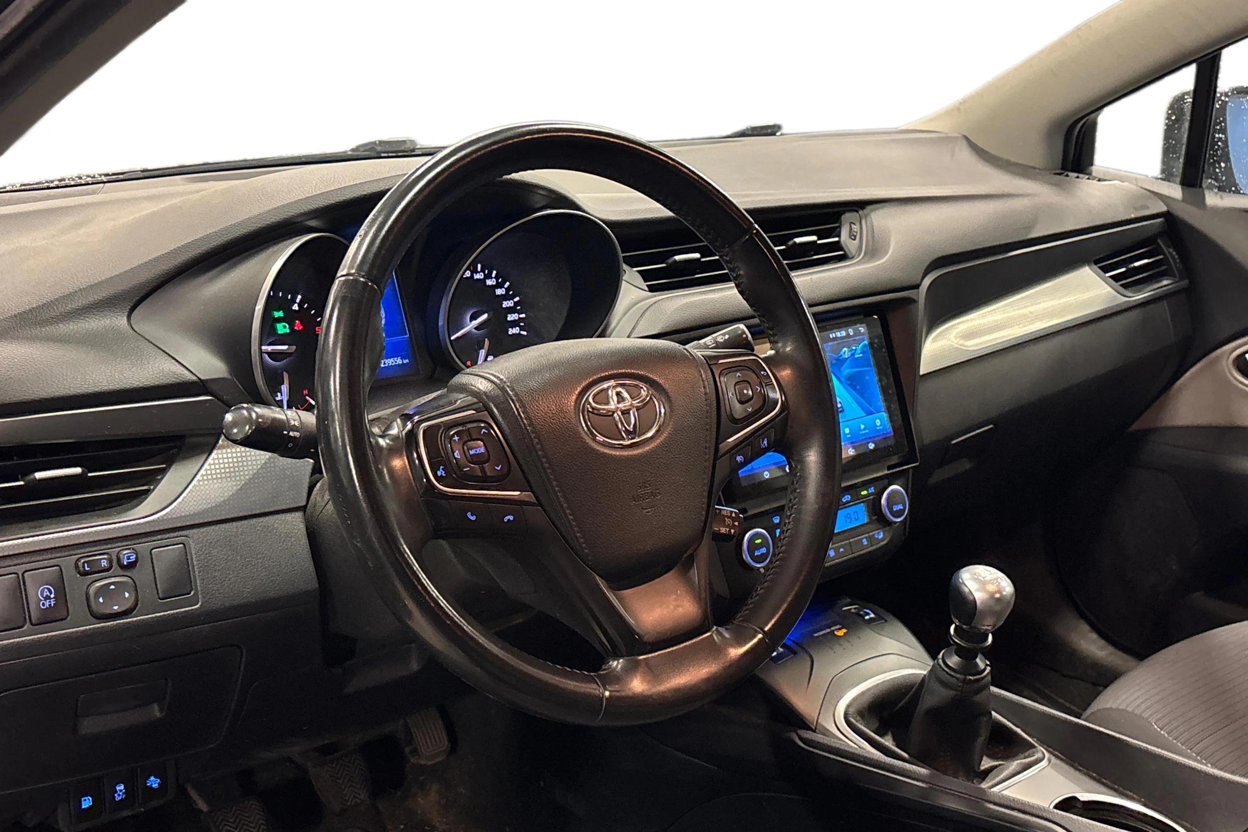 musta Toyota Avensis 2016 kuva 3.