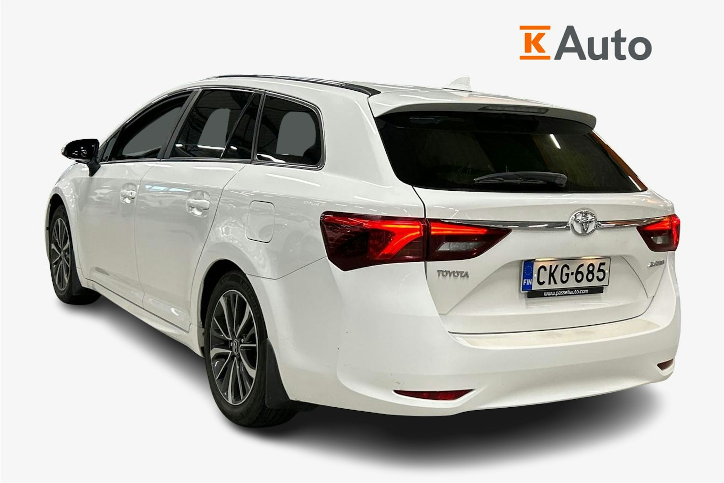 valkoinen Toyota Avensis 2016 kuva 2.