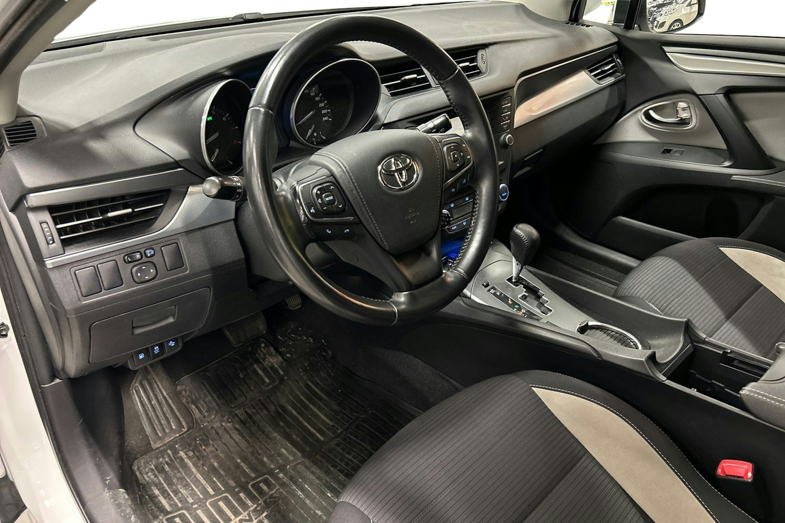 valkoinen Toyota Avensis 2016 kuva 3.