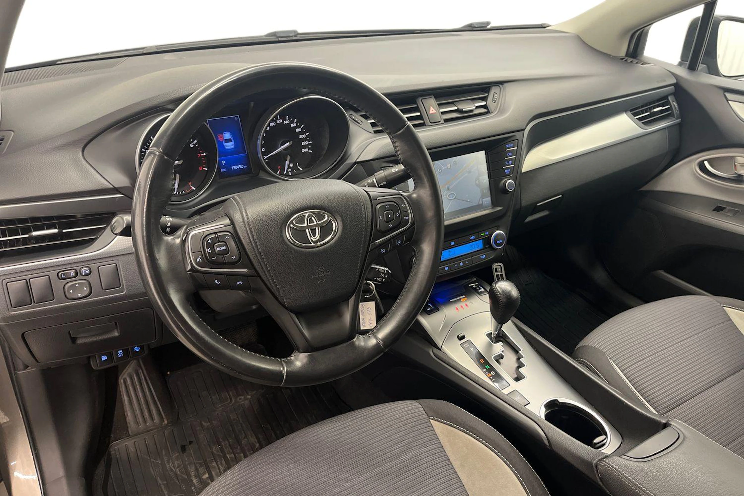 harmaa Toyota Avensis 2016 kuva 6.