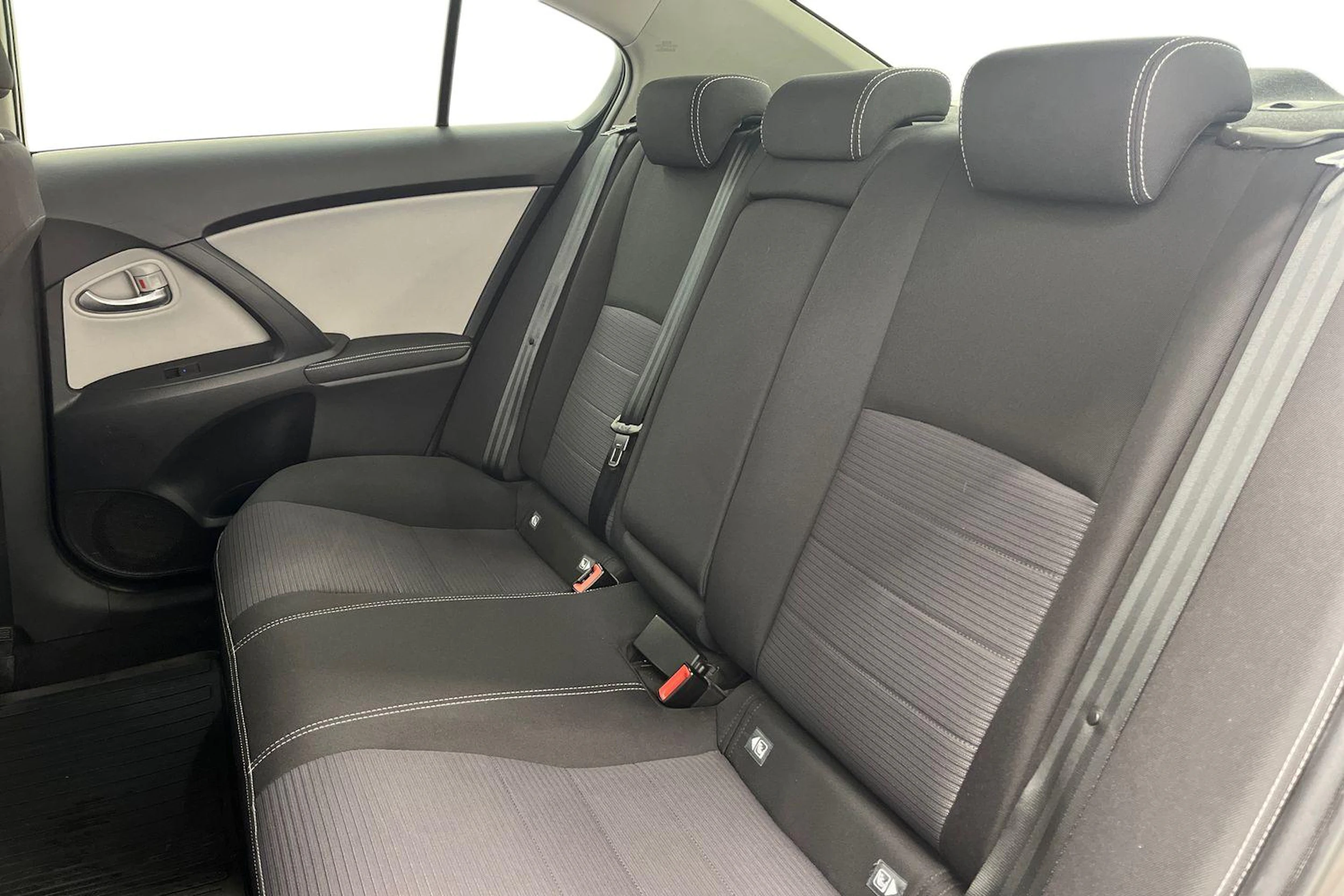 harmaa Toyota Avensis 2016 kuva 8.