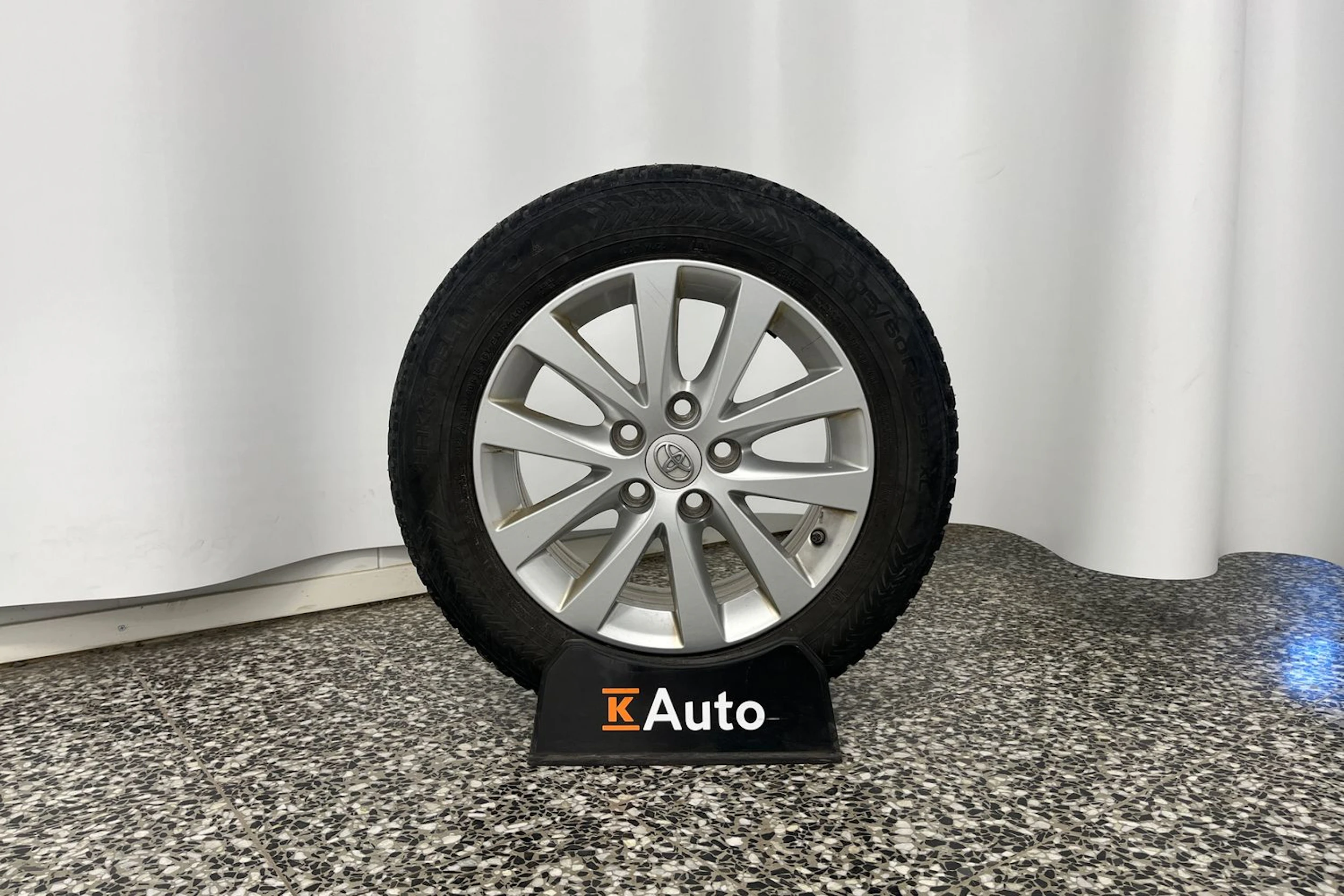 harmaa Toyota Avensis 2016 kuva 10.