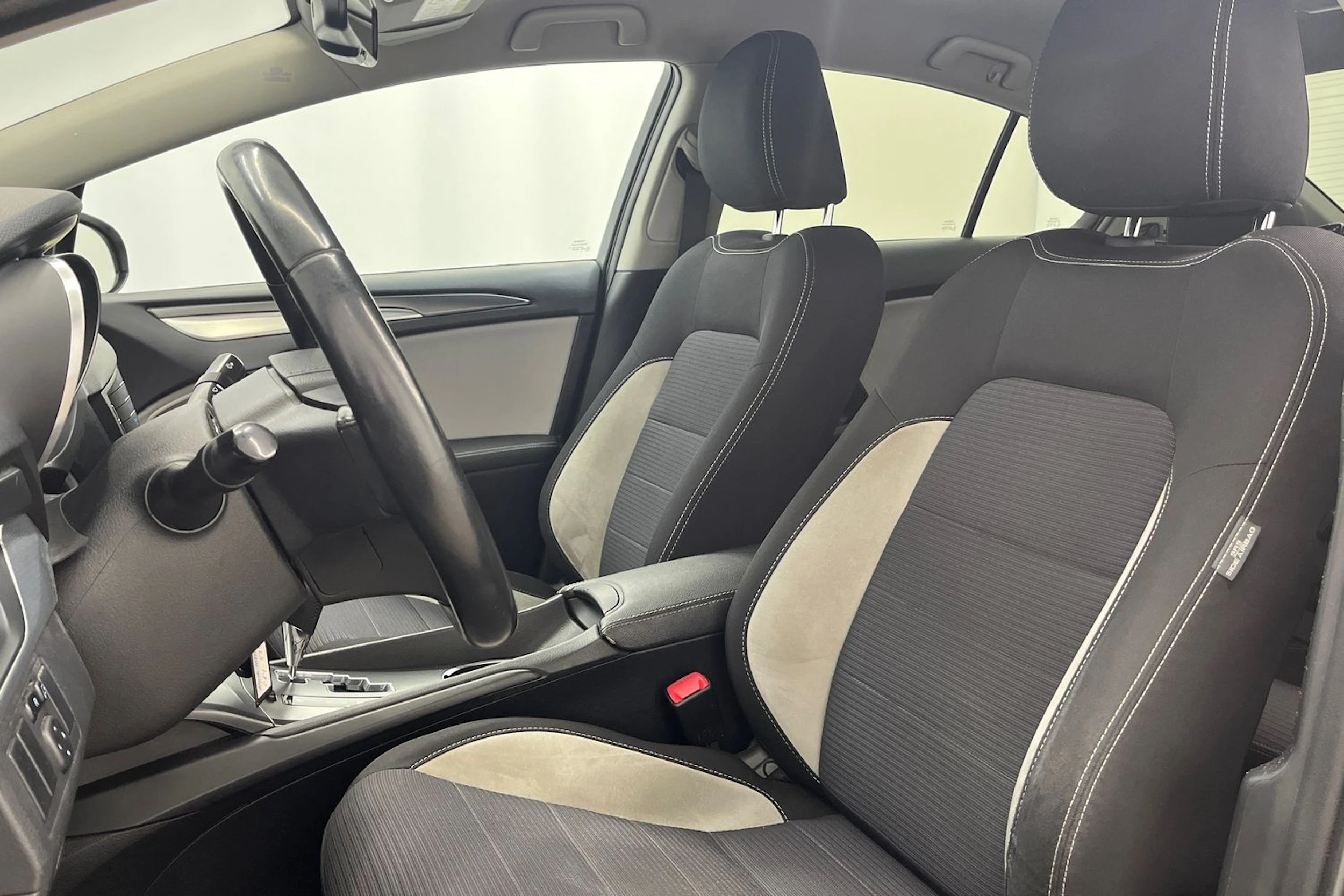 harmaa Toyota Avensis 2016 kuva 12.