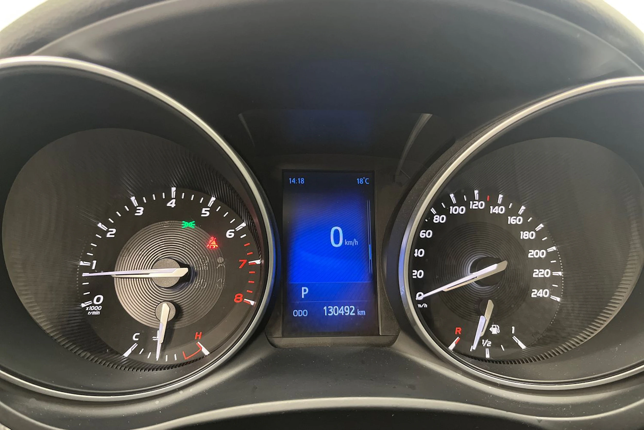 harmaa Toyota Avensis 2016 kuva 13.