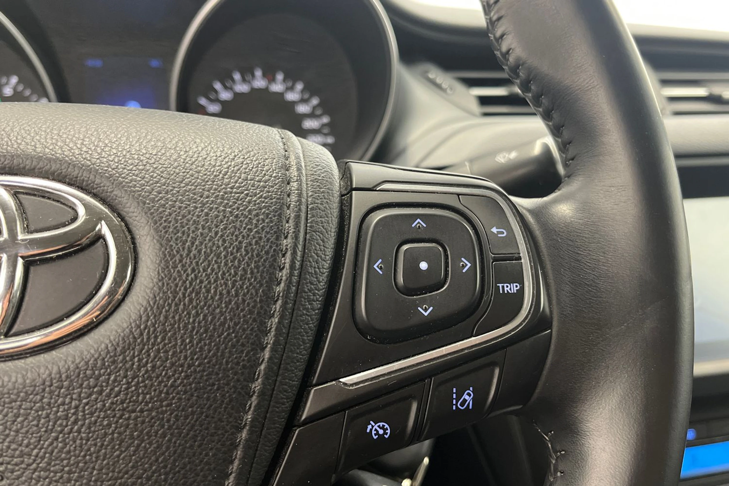 harmaa Toyota Avensis 2016 kuva 15.