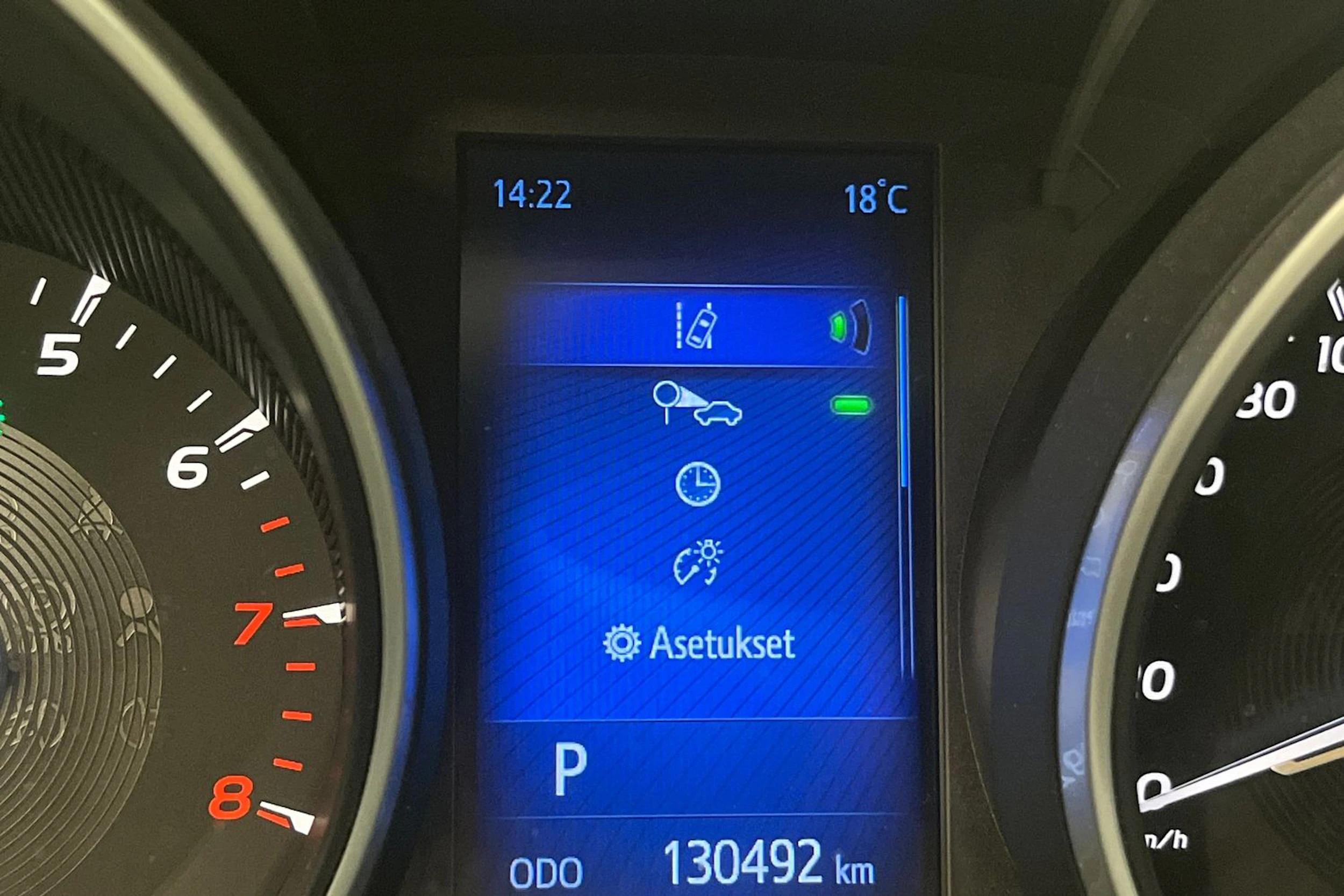 harmaa Toyota Avensis 2016 kuva 20.