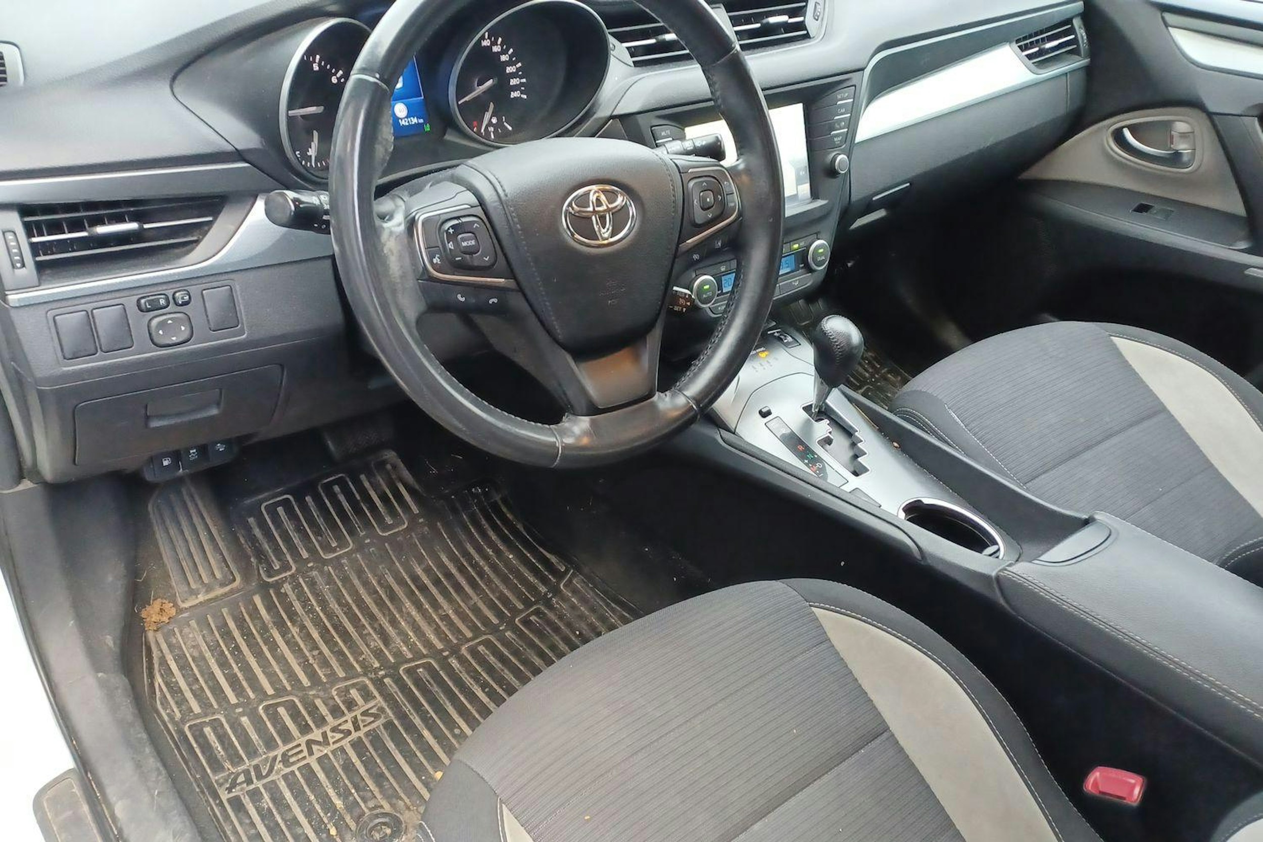 valkoinen Toyota Avensis 2016 kuva 3.