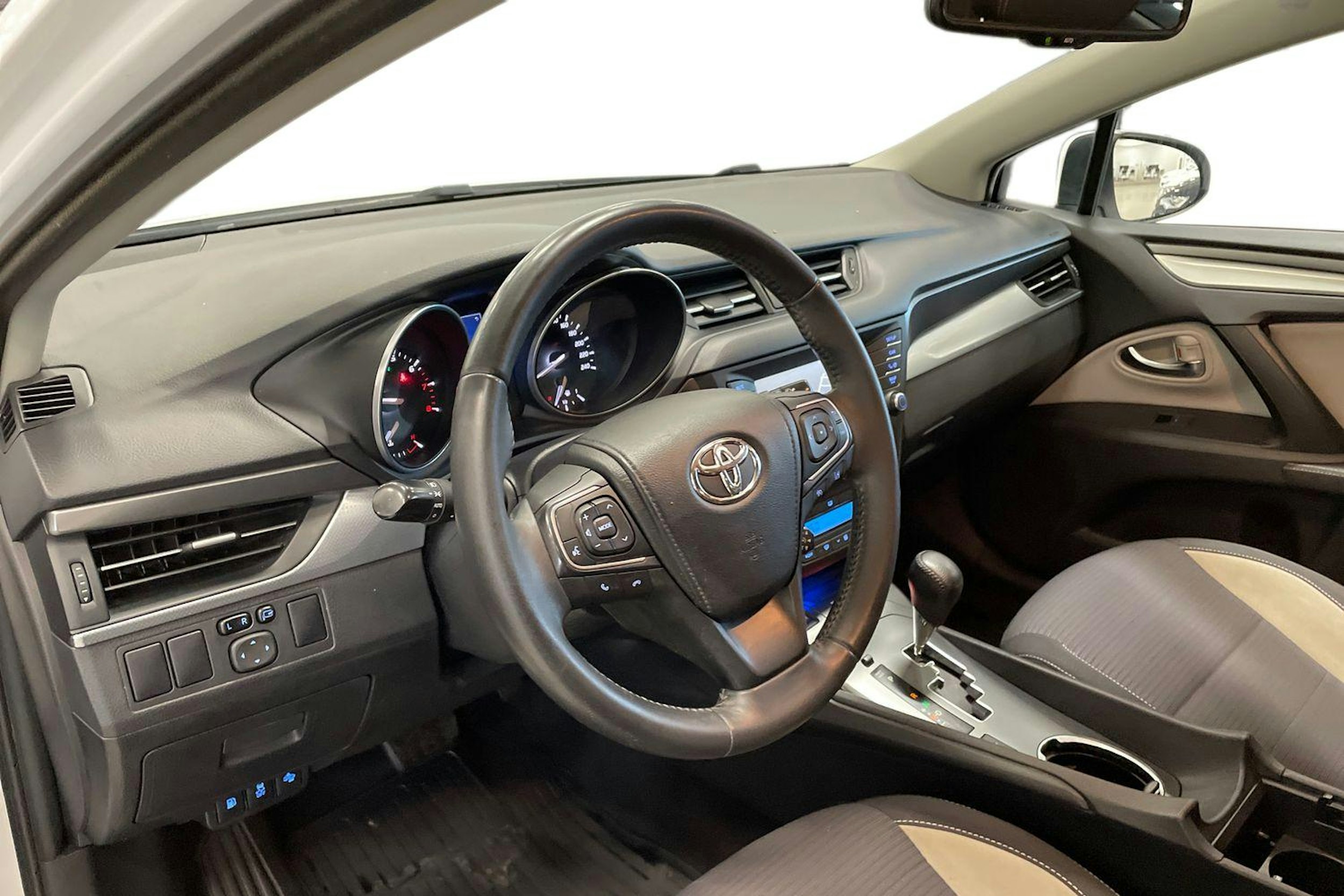 valkoinen Toyota Avensis 2016 kuva 7.