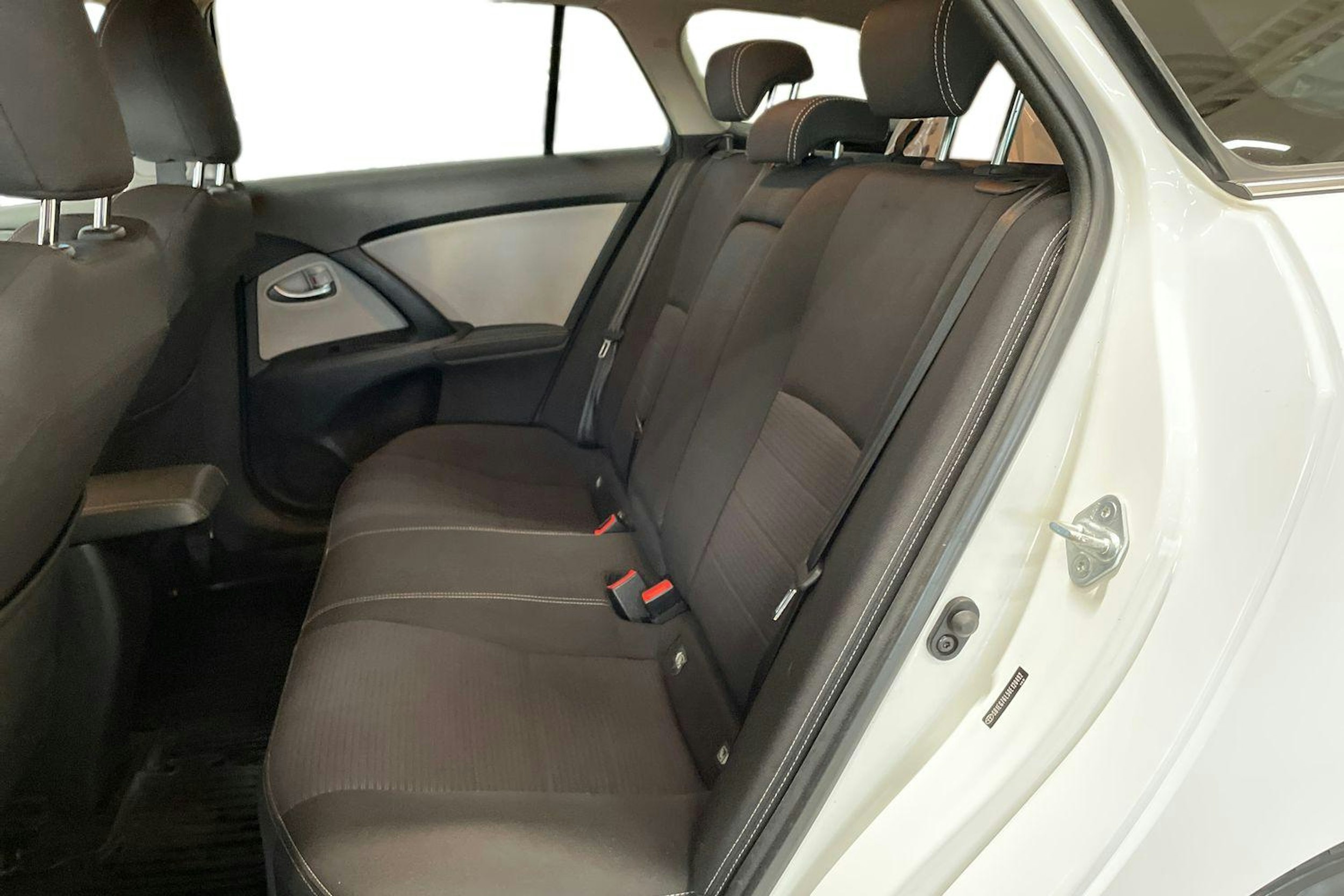 valkoinen Toyota Avensis 2016 kuva 10.