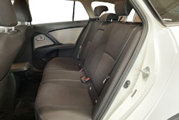 valkoinen Toyota Avensis 2016 kuva 10.