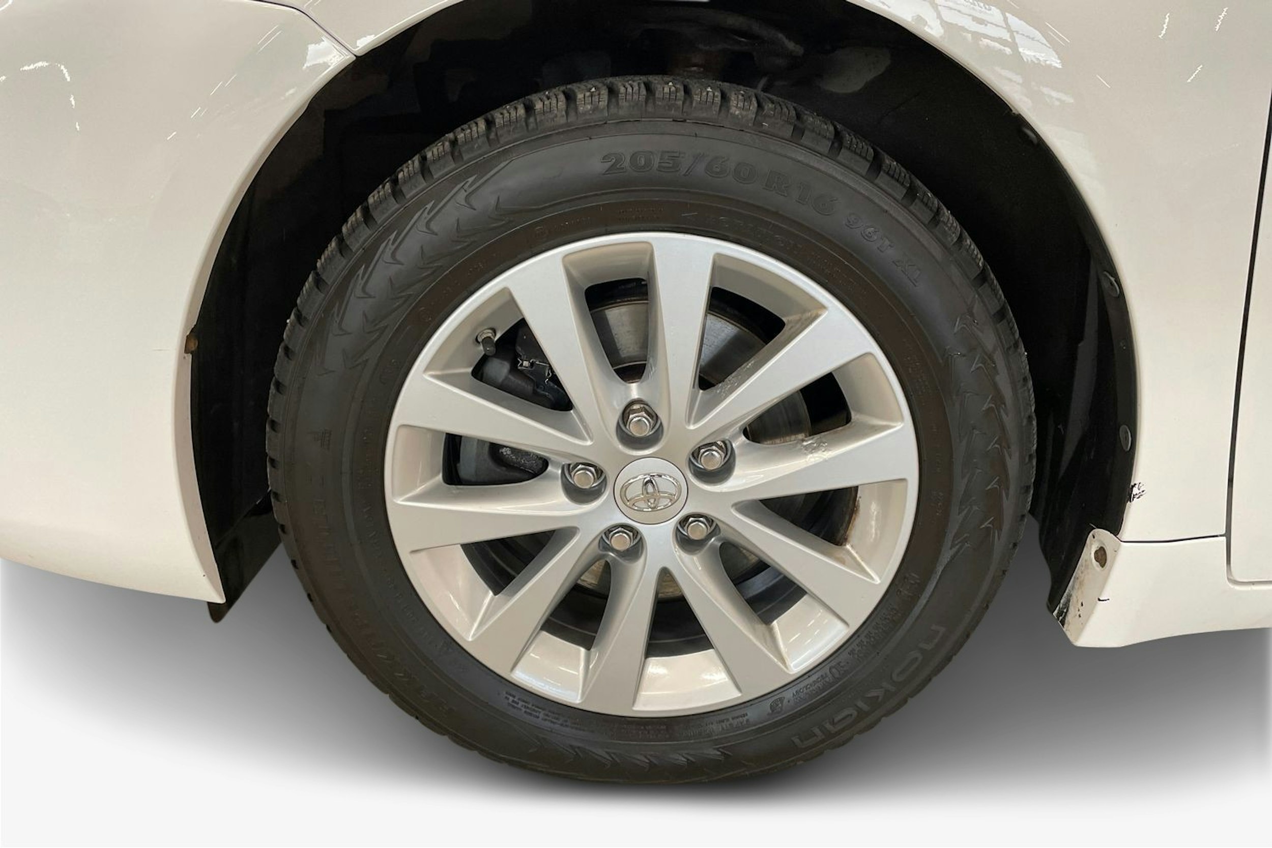 valkoinen Toyota Avensis 2016 kuva 11.