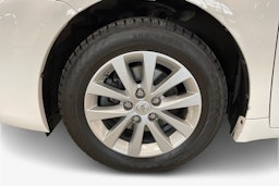 valkoinen Toyota Avensis 2016 kuva 11.