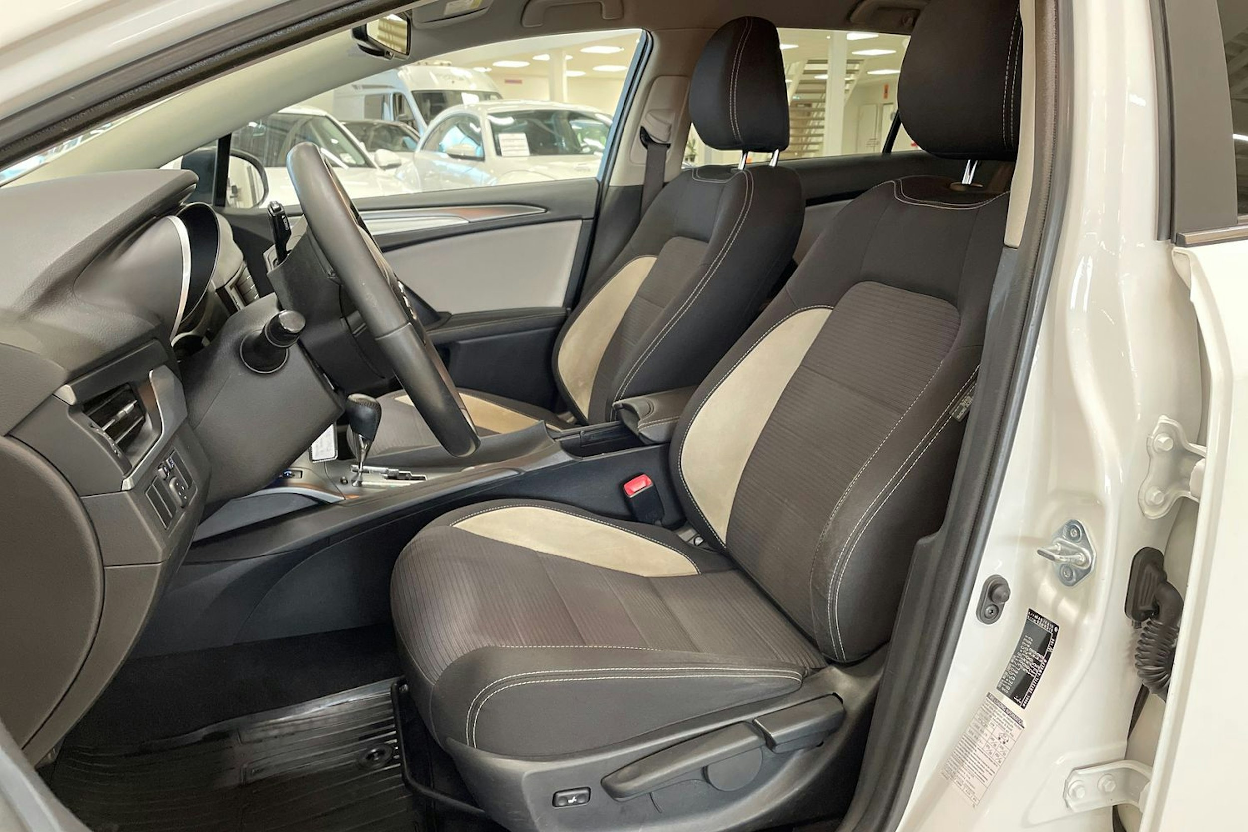 valkoinen Toyota Avensis 2016 kuva 14.