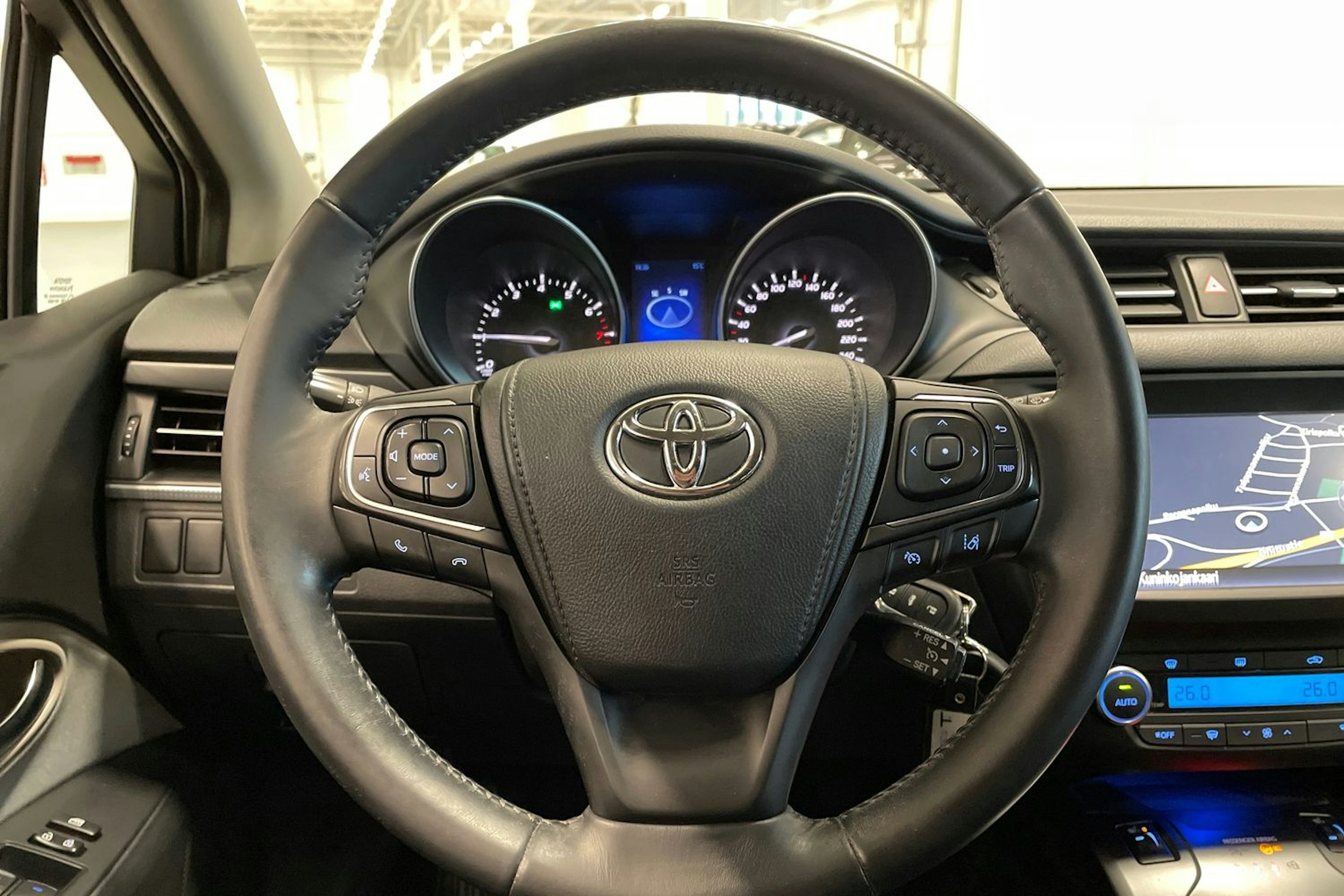 valkoinen Toyota Avensis 2016 kuva 15.