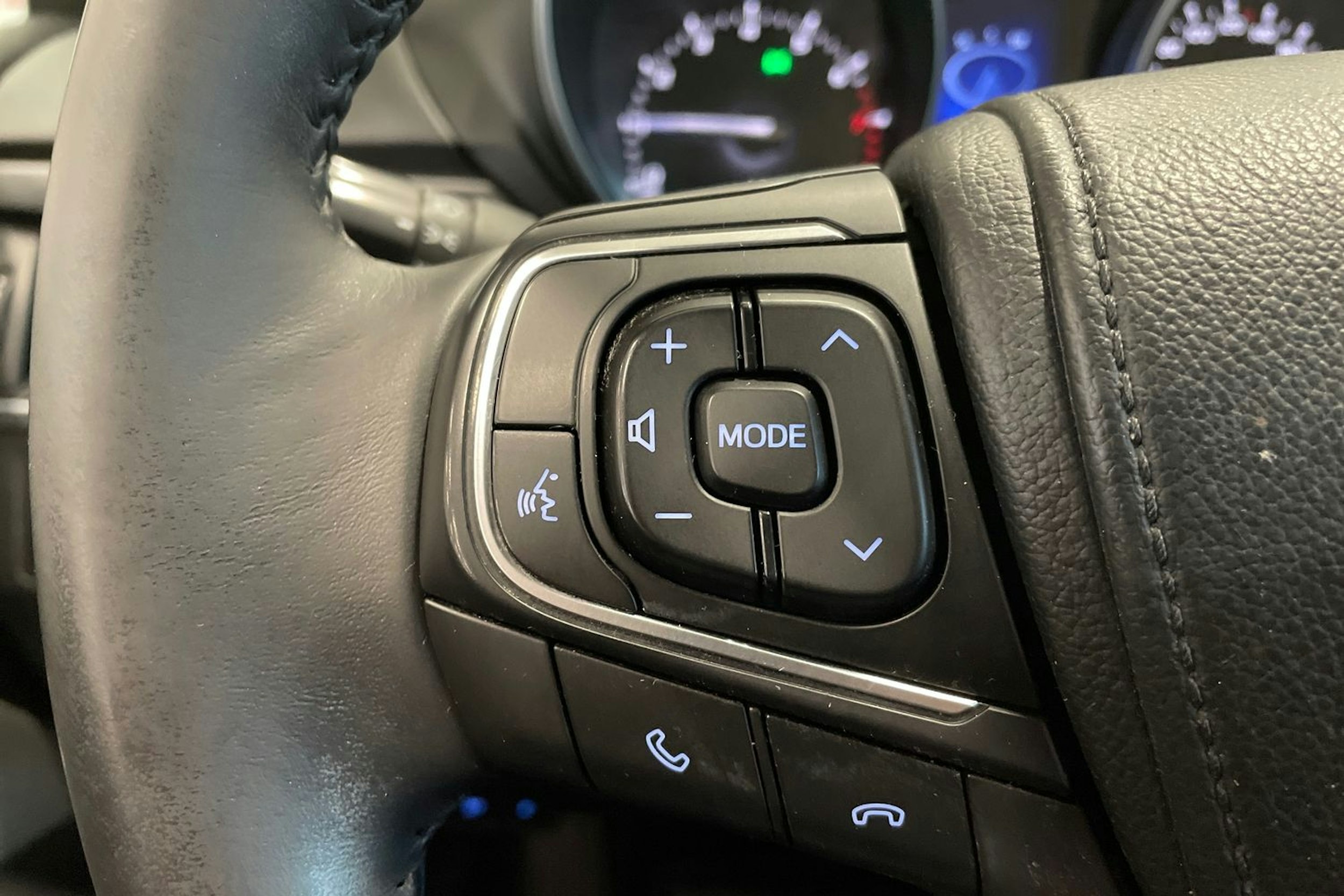 valkoinen Toyota Avensis 2016 kuva 17.