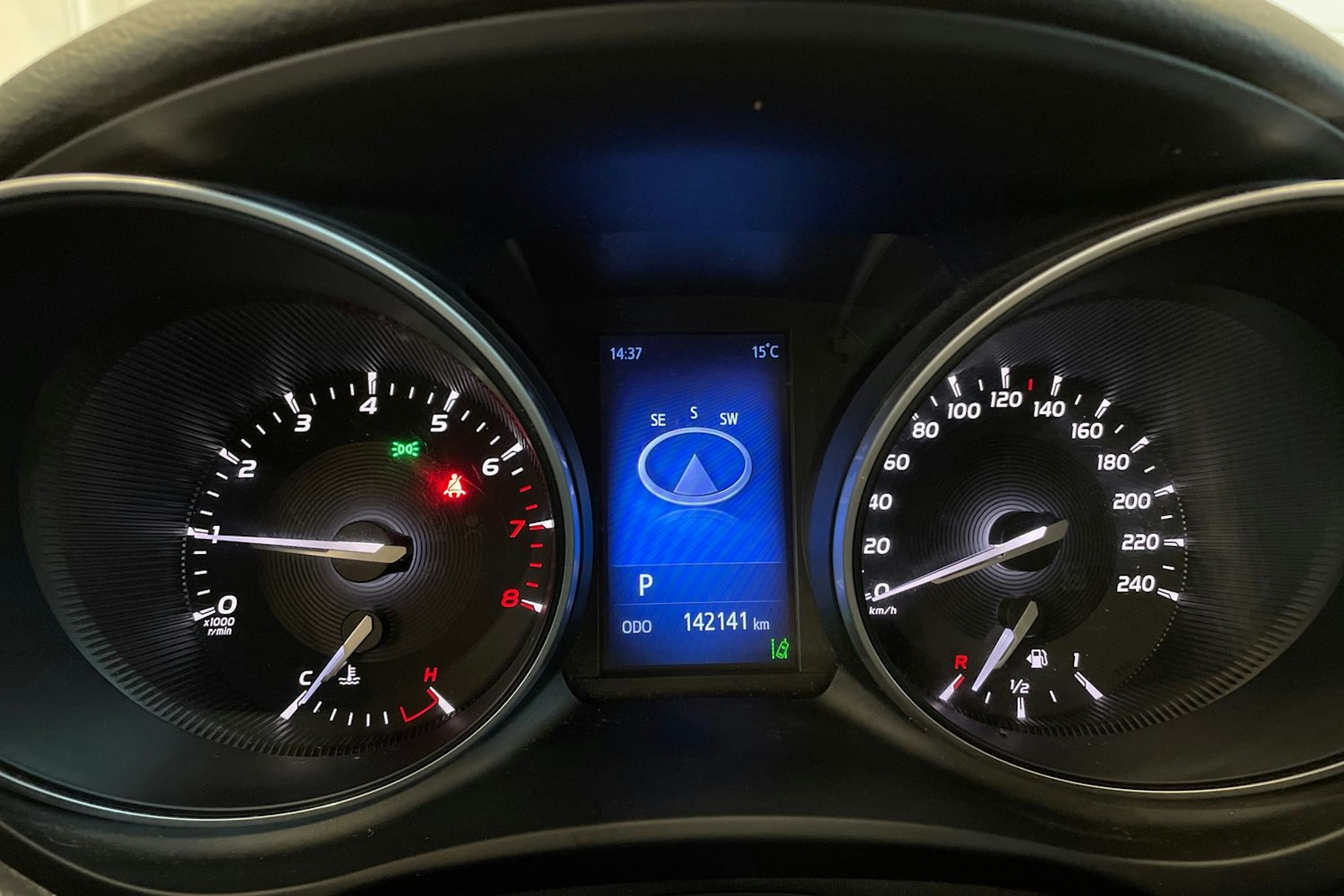 valkoinen Toyota Avensis 2016 kuva 18.