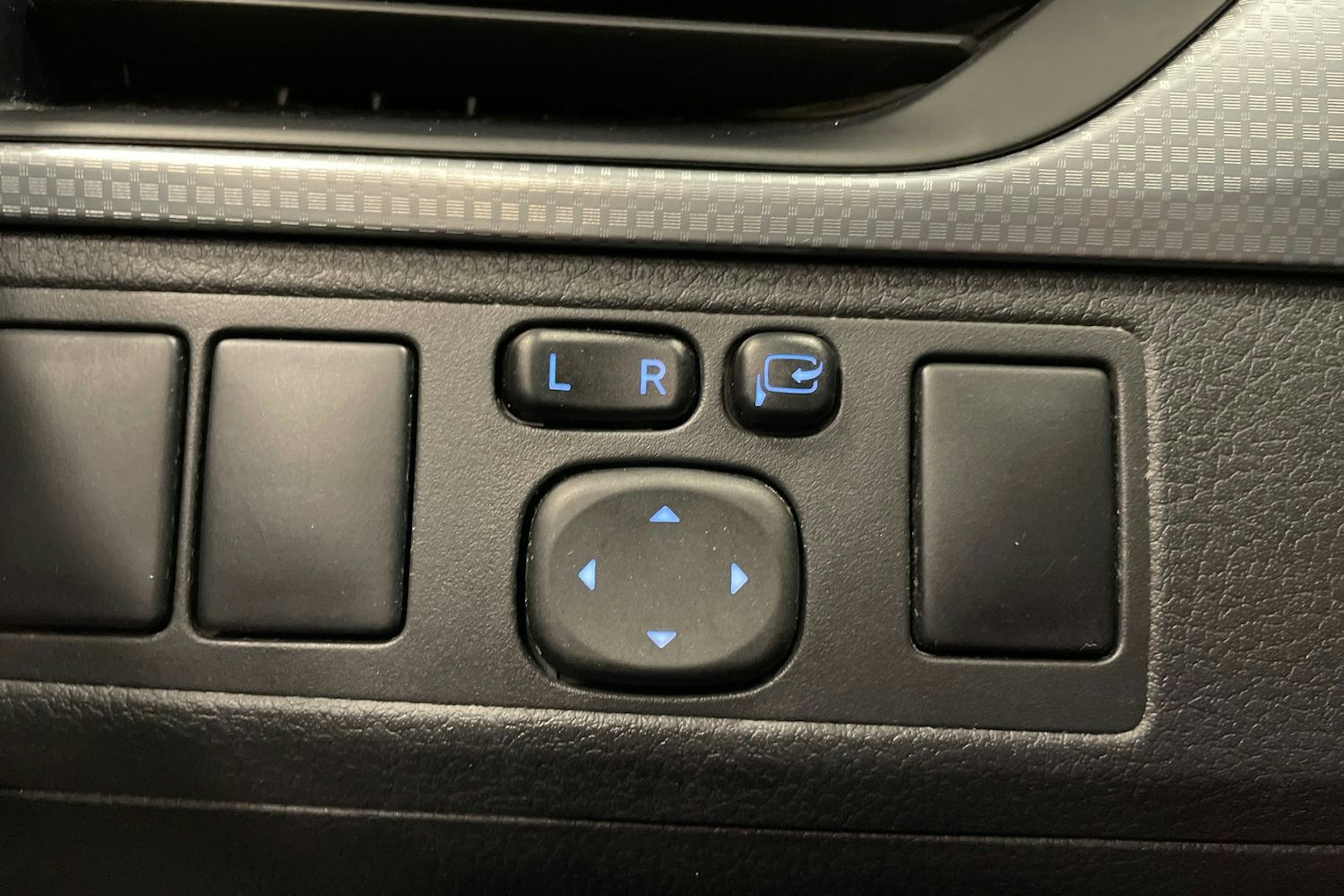 valkoinen Toyota Avensis 2016 kuva 19.