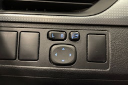 valkoinen Toyota Avensis 2016 kuva 19.